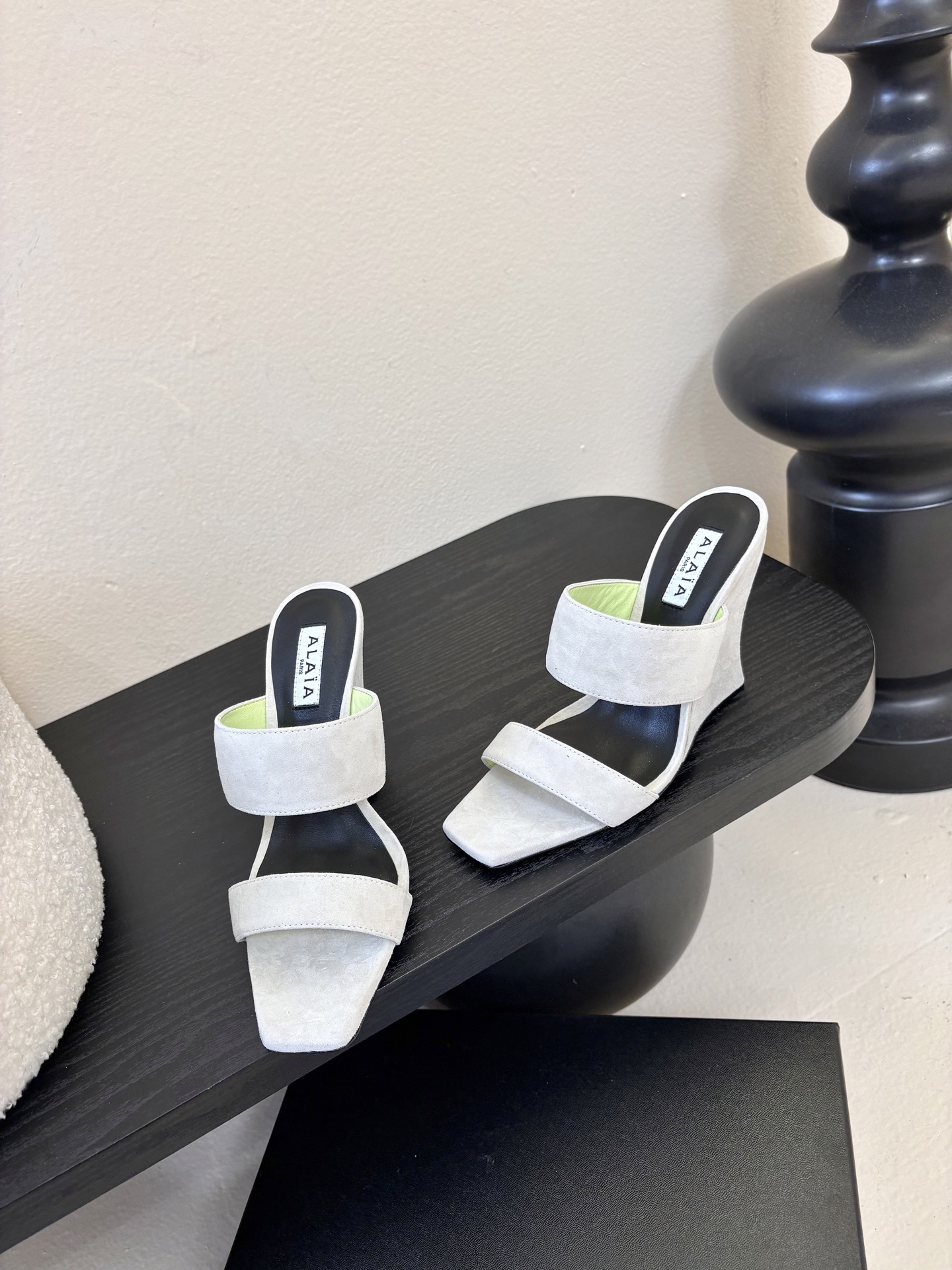 ALAiAI戟型高跟凉鞋小众品牌ALAiAI的戟型高跟凉鞋，采用深灰麂皮，质感细腻低调。鞋底几何造型灵感