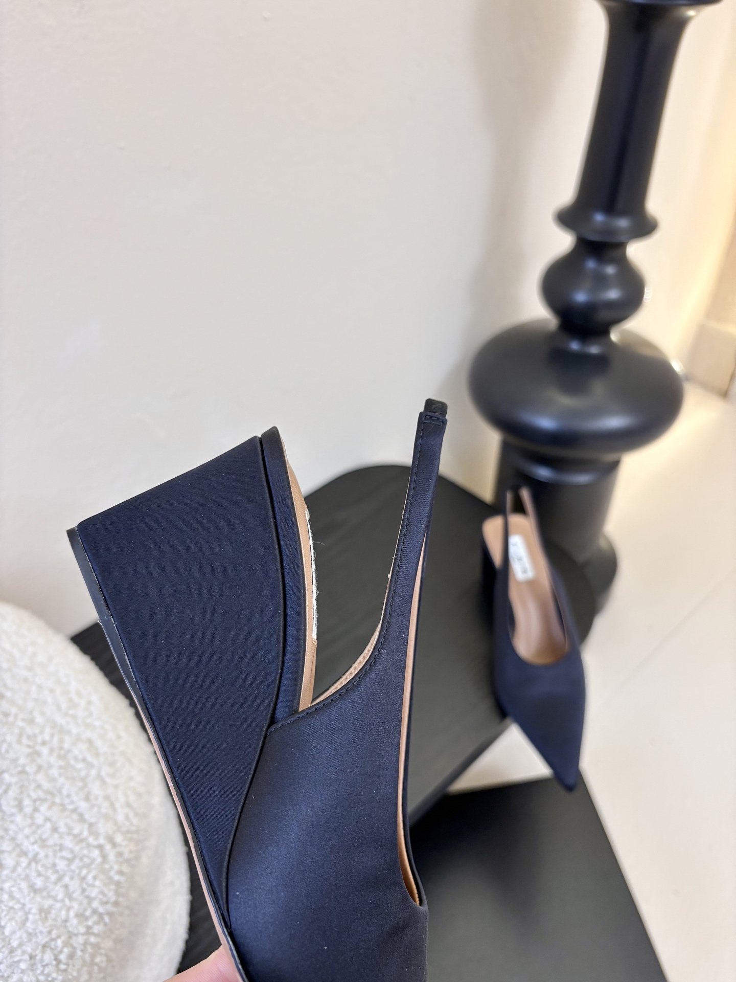 ALAiAI戟型坡跟凉鞋小众品牌ALAiAI的戟型高跟凉鞋，采用深灰麂皮，质感细腻低调。鞋底几何造型灵感