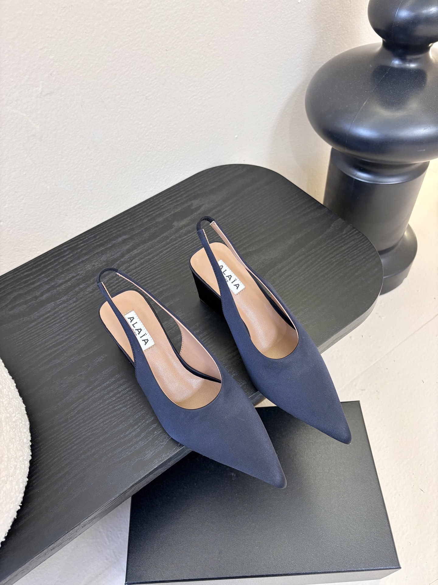 ALAiAI戟型坡跟凉鞋小众品牌ALAiAI的戟型高跟凉鞋，采用深灰麂皮，质感细腻低调。鞋底几何造型灵感