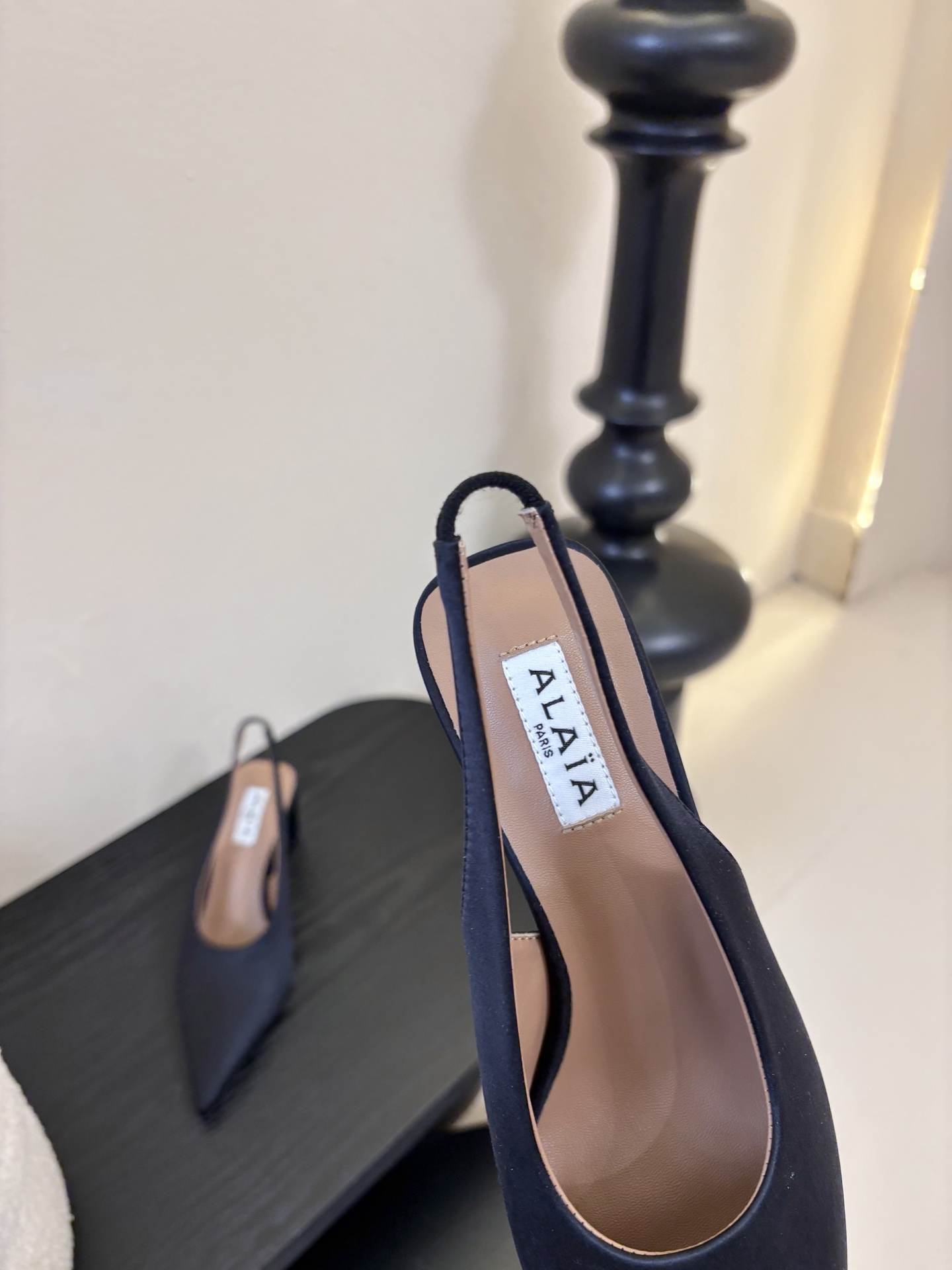 ALAiAI戟型坡跟凉鞋小众品牌ALAiAI的戟型高跟凉鞋，采用深灰麂皮，质感细腻低调。鞋底几何造型灵感