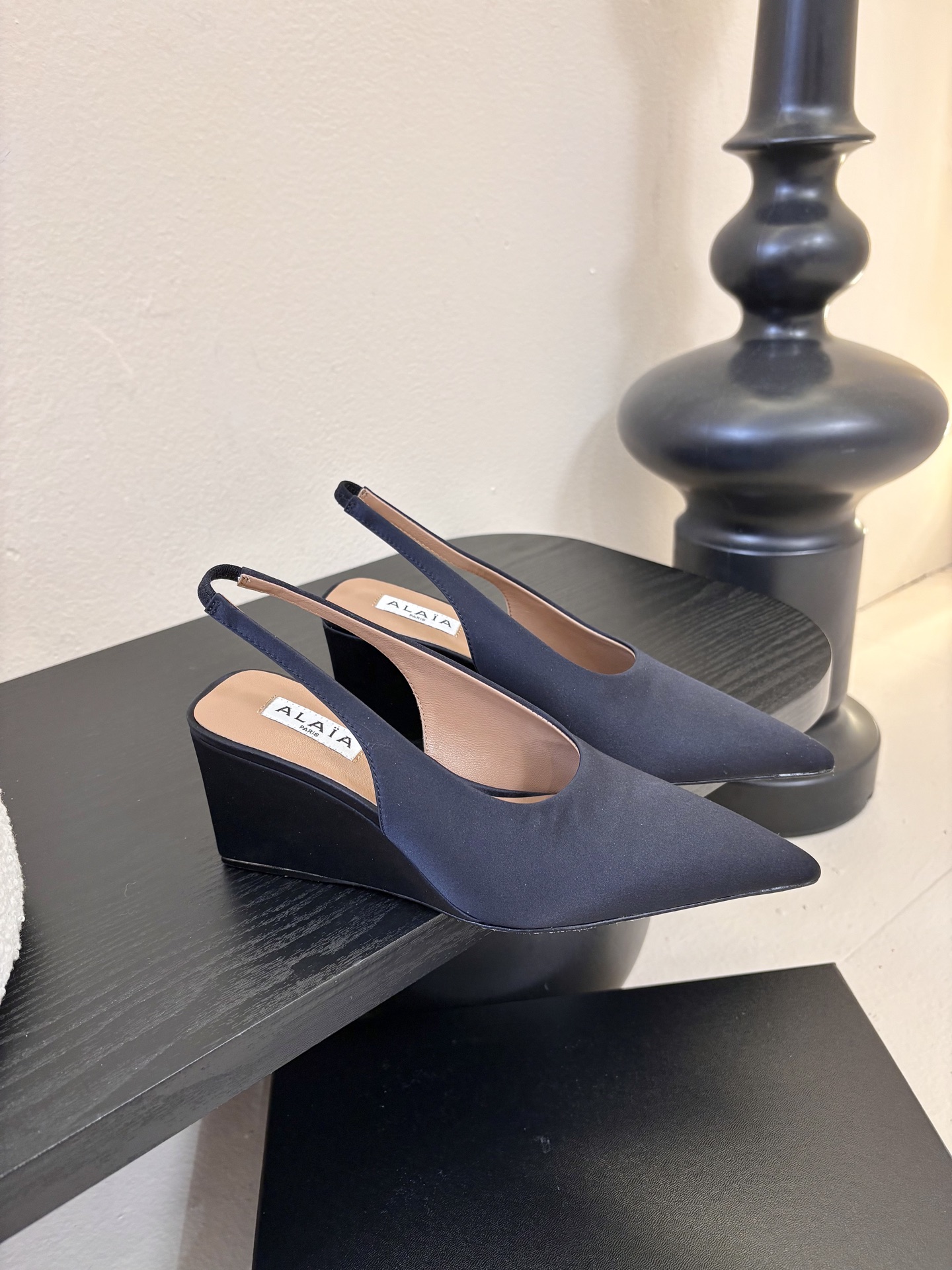 ALAiAI戟型坡跟凉鞋小众品牌ALAiAI的戟型高跟凉鞋，采用深灰麂皮，质感细腻低调。鞋底几何造型灵感