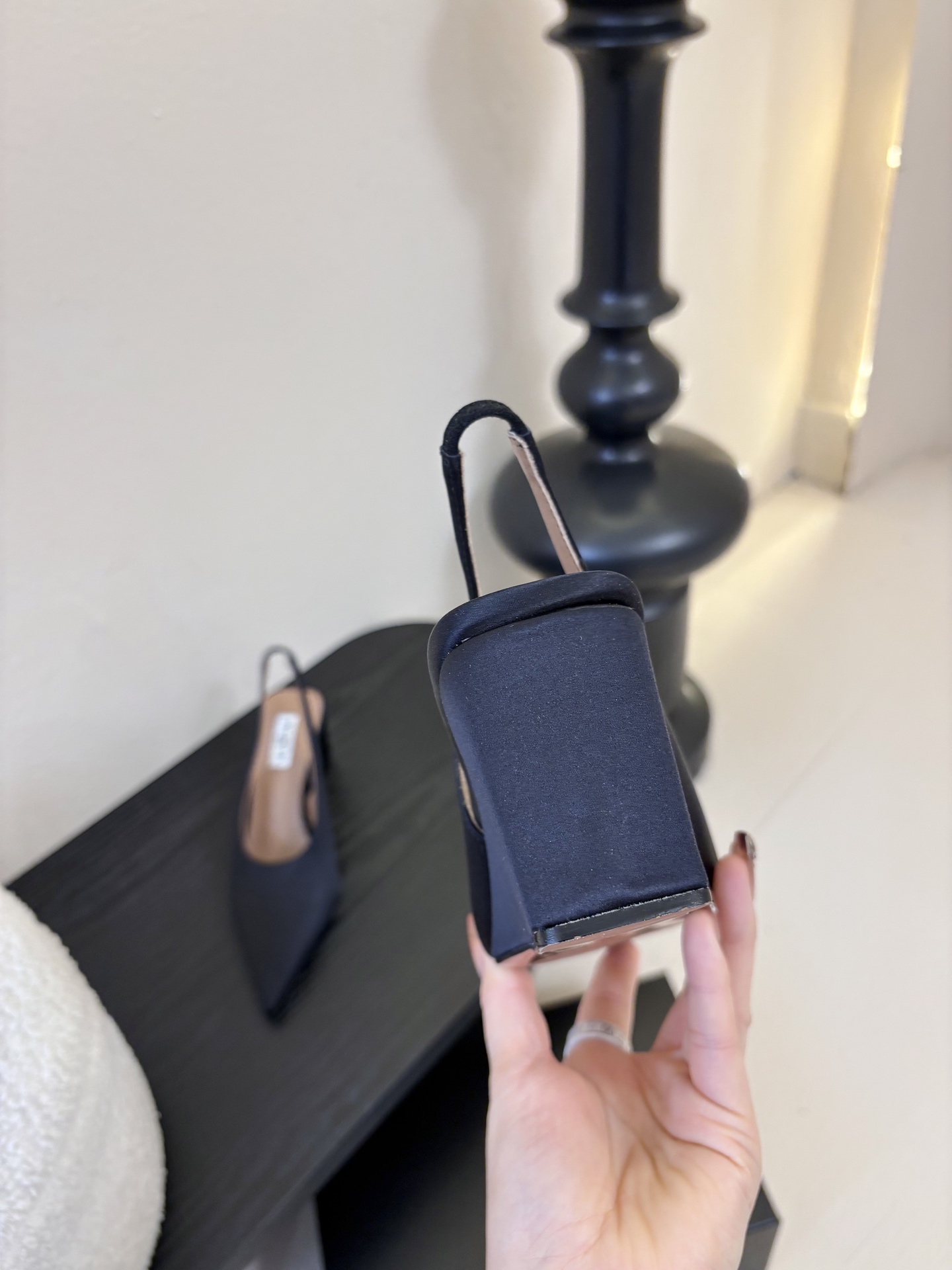 ALAiAI戟型坡跟凉鞋小众品牌ALAiAI的戟型高跟凉鞋，采用深灰麂皮，质感细腻低调。鞋底几何造型灵感