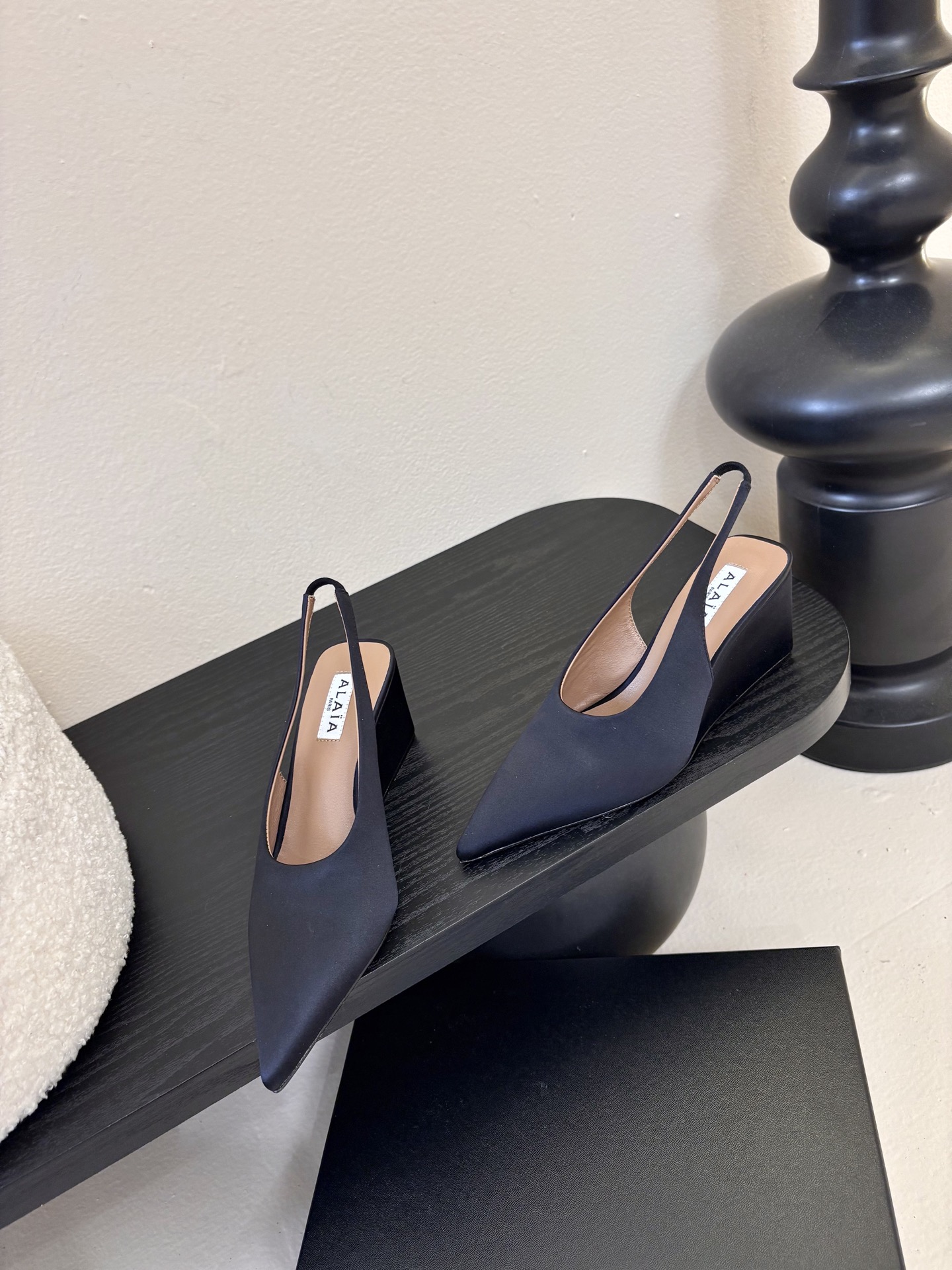 ALAiAI戟型坡跟凉鞋小众品牌ALAiAI的戟型高跟凉鞋，采用深灰麂皮，质感细腻低调。鞋底几何造型灵感
