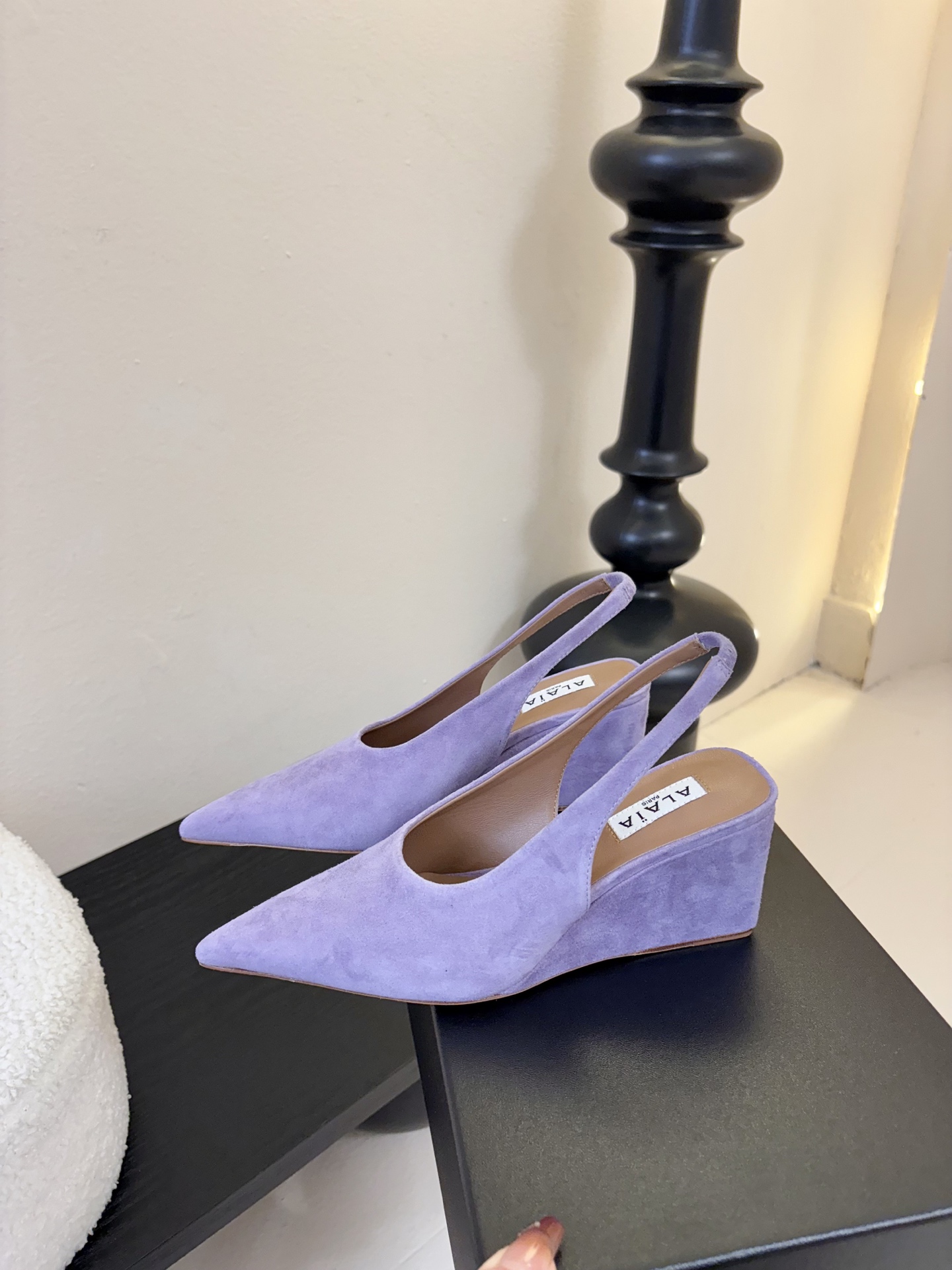 ALAiAI戟型坡跟凉鞋小众品牌ALAiAI的戟型高跟凉鞋，采用深灰麂皮，质感细腻低调。鞋底几何造型灵感