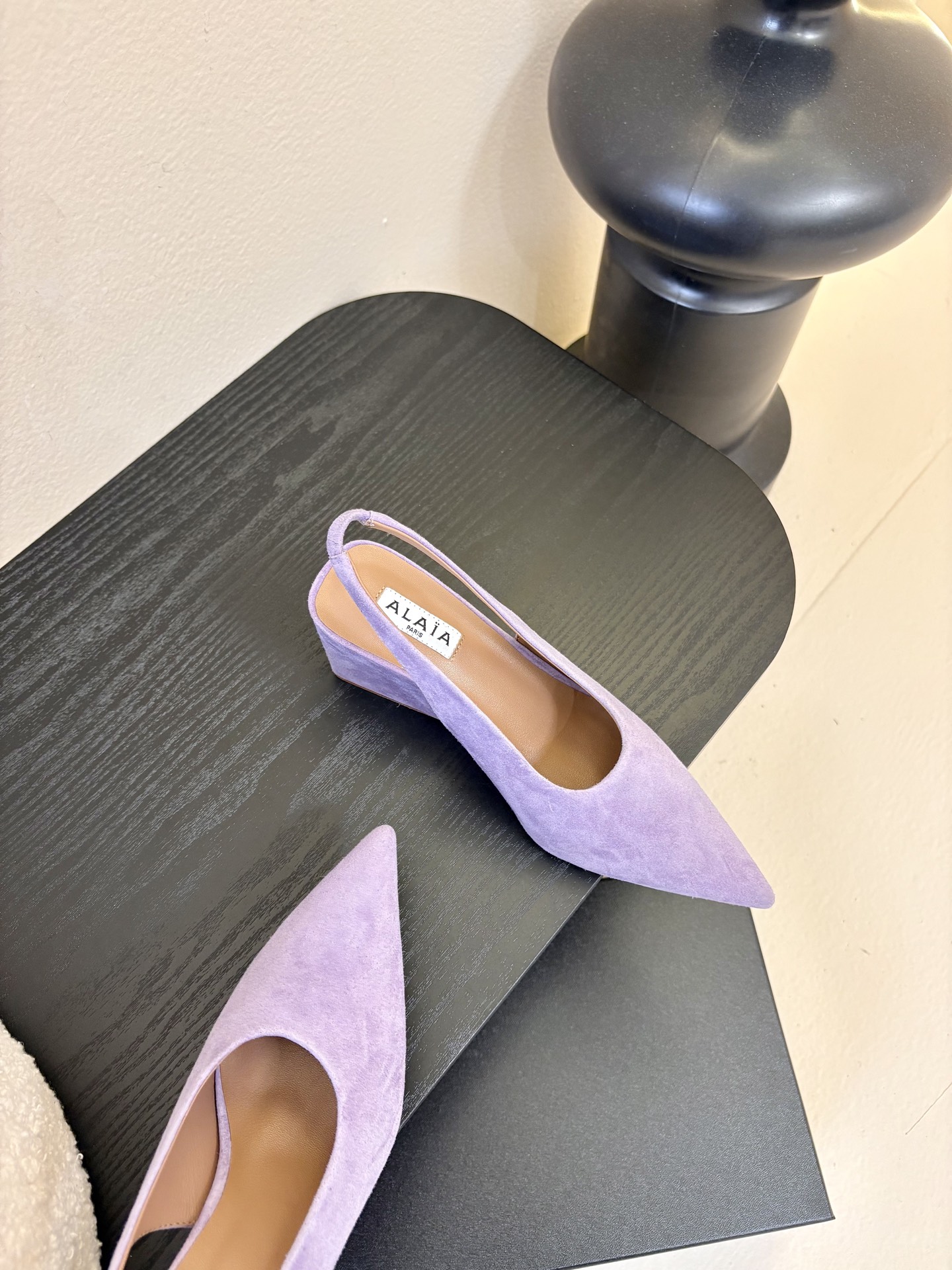 ALAiAI戟型坡跟凉鞋小众品牌ALAiAI的戟型高跟凉鞋，采用深灰麂皮，质感细腻低调。鞋底几何造型灵感