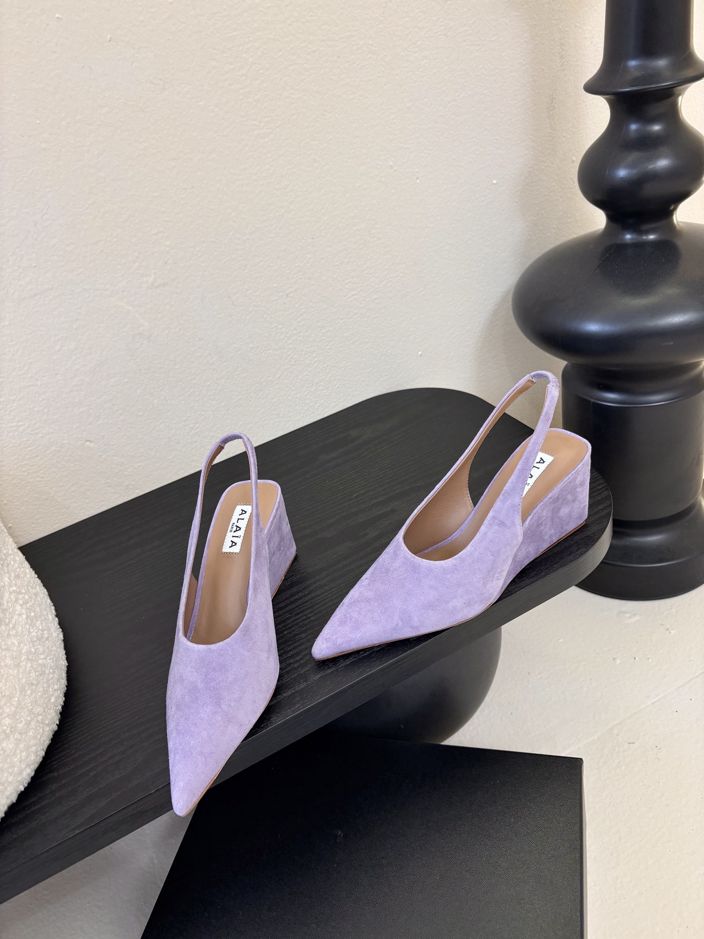 ALAiAI戟型坡跟凉鞋小众品牌ALAiAI的戟型高跟凉鞋，采用深灰麂皮，质感细腻低调。鞋底几何造型灵感