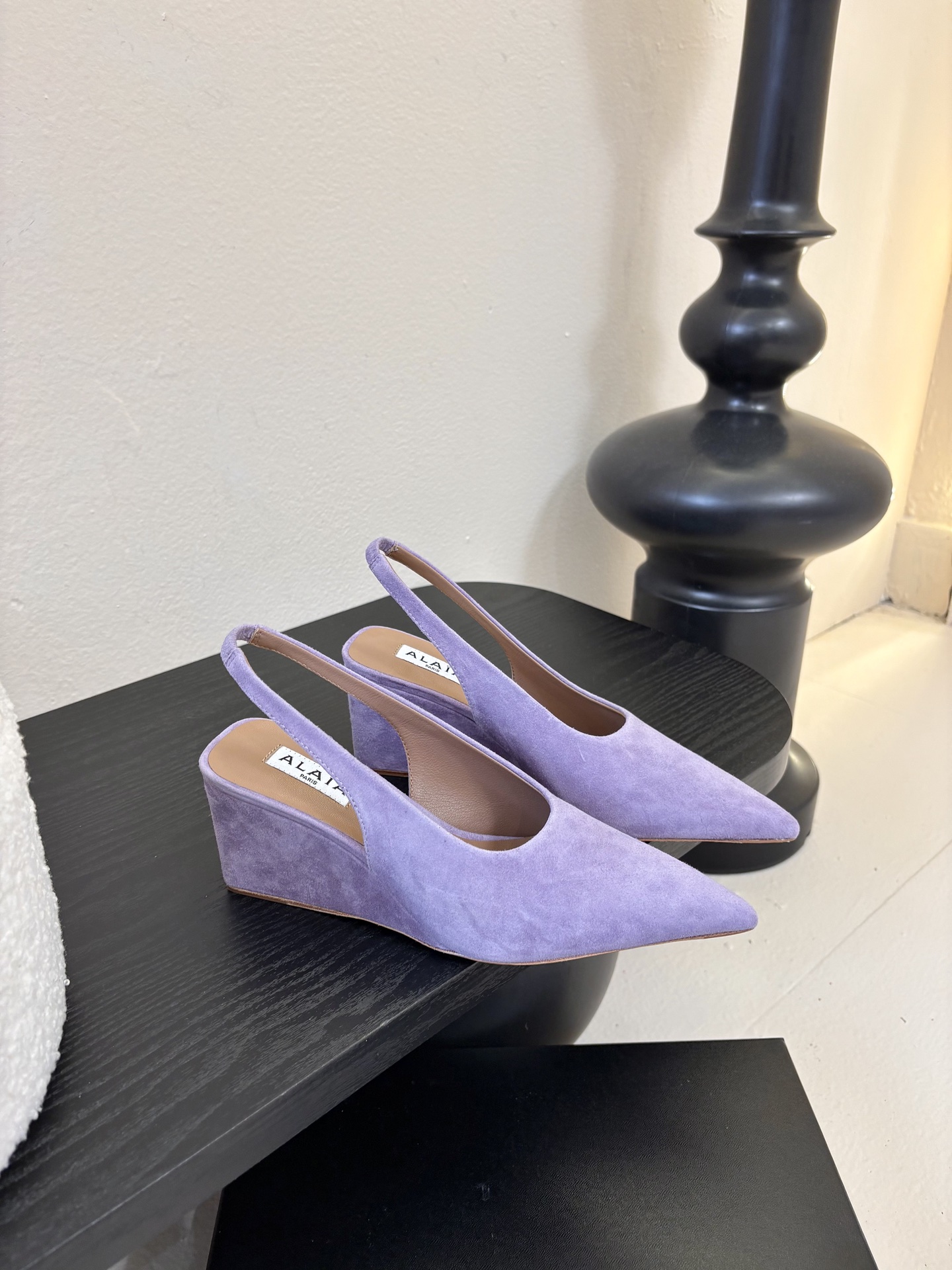 ALAiAI戟型坡跟凉鞋小众品牌ALAiAI的戟型高跟凉鞋，采用深灰麂皮，质感细腻低调。鞋底几何造型灵感