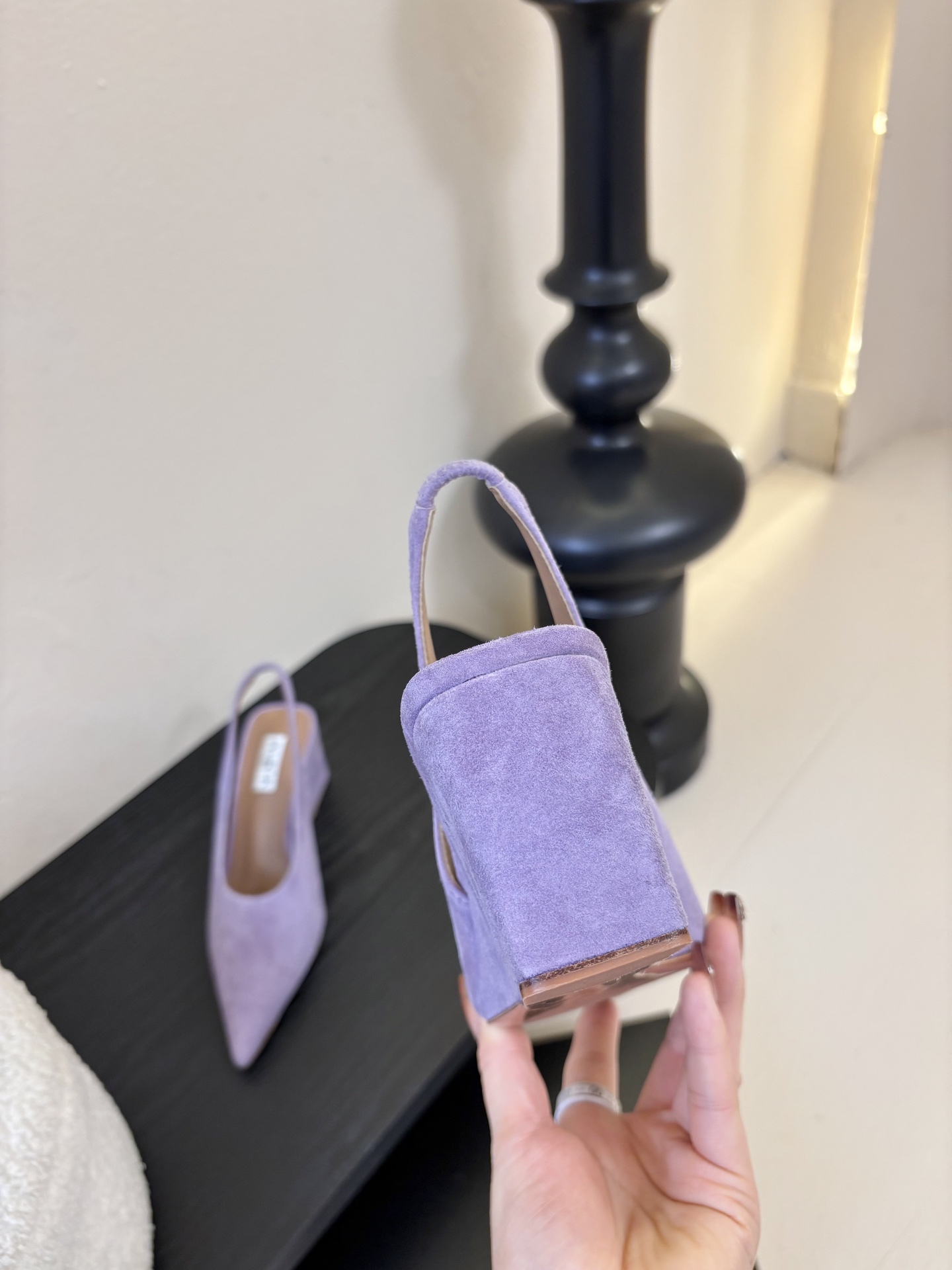 ALAiAI戟型坡跟凉鞋小众品牌ALAiAI的戟型高跟凉鞋，采用深灰麂皮，质感细腻低调。鞋底几何造型灵感