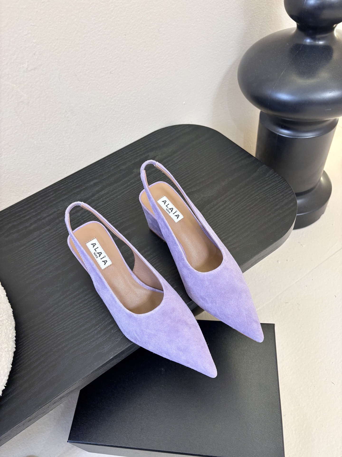 ALAiAI戟型坡跟凉鞋小众品牌ALAiAI的戟型高跟凉鞋，采用深灰麂皮，质感细腻低调。鞋底几何造型灵感