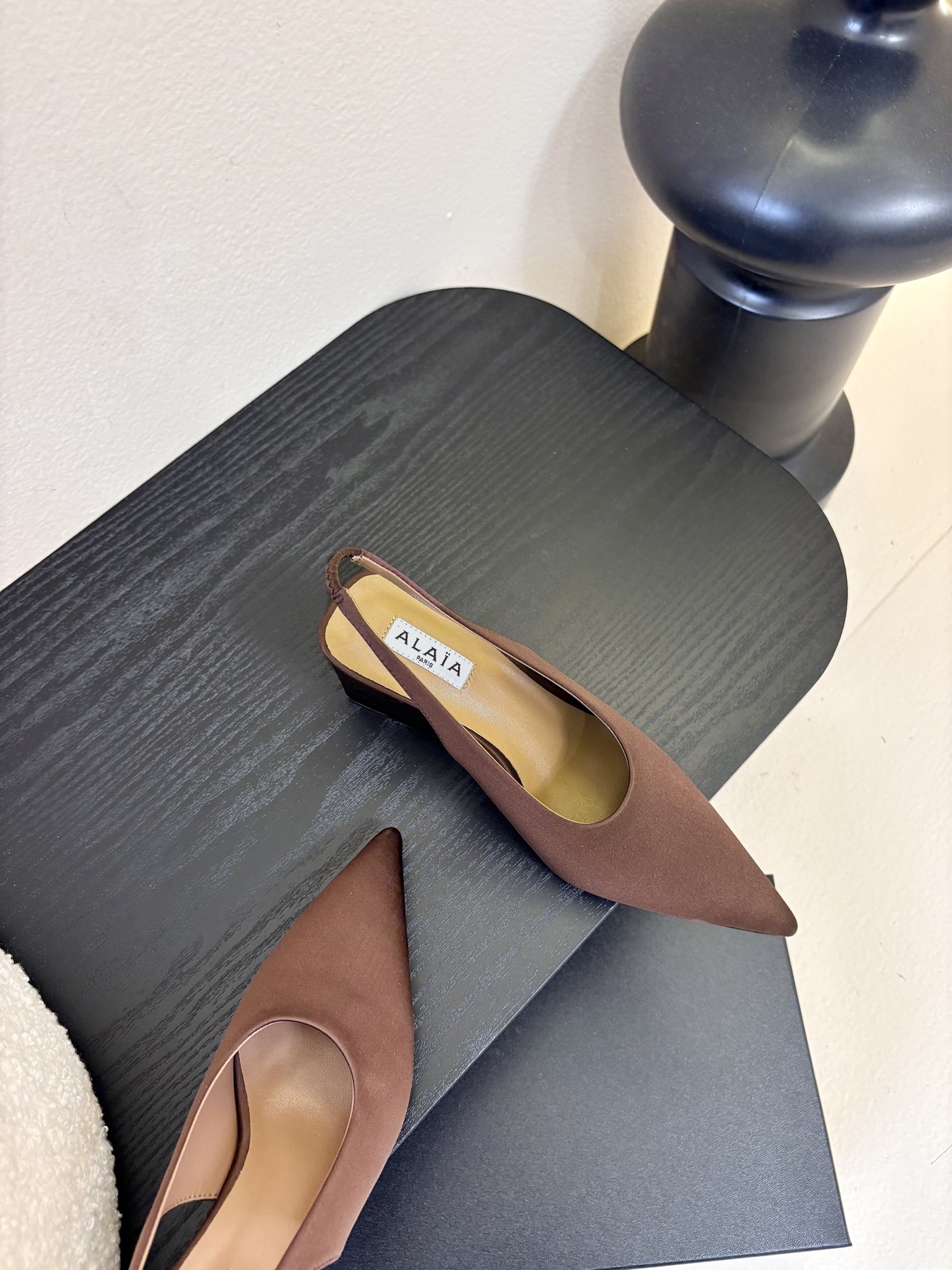ALAiAI戟型坡跟凉鞋小众品牌ALAiAI的戟型高跟凉鞋，采用深灰麂皮，质感细腻低调。鞋底几何造型灵感