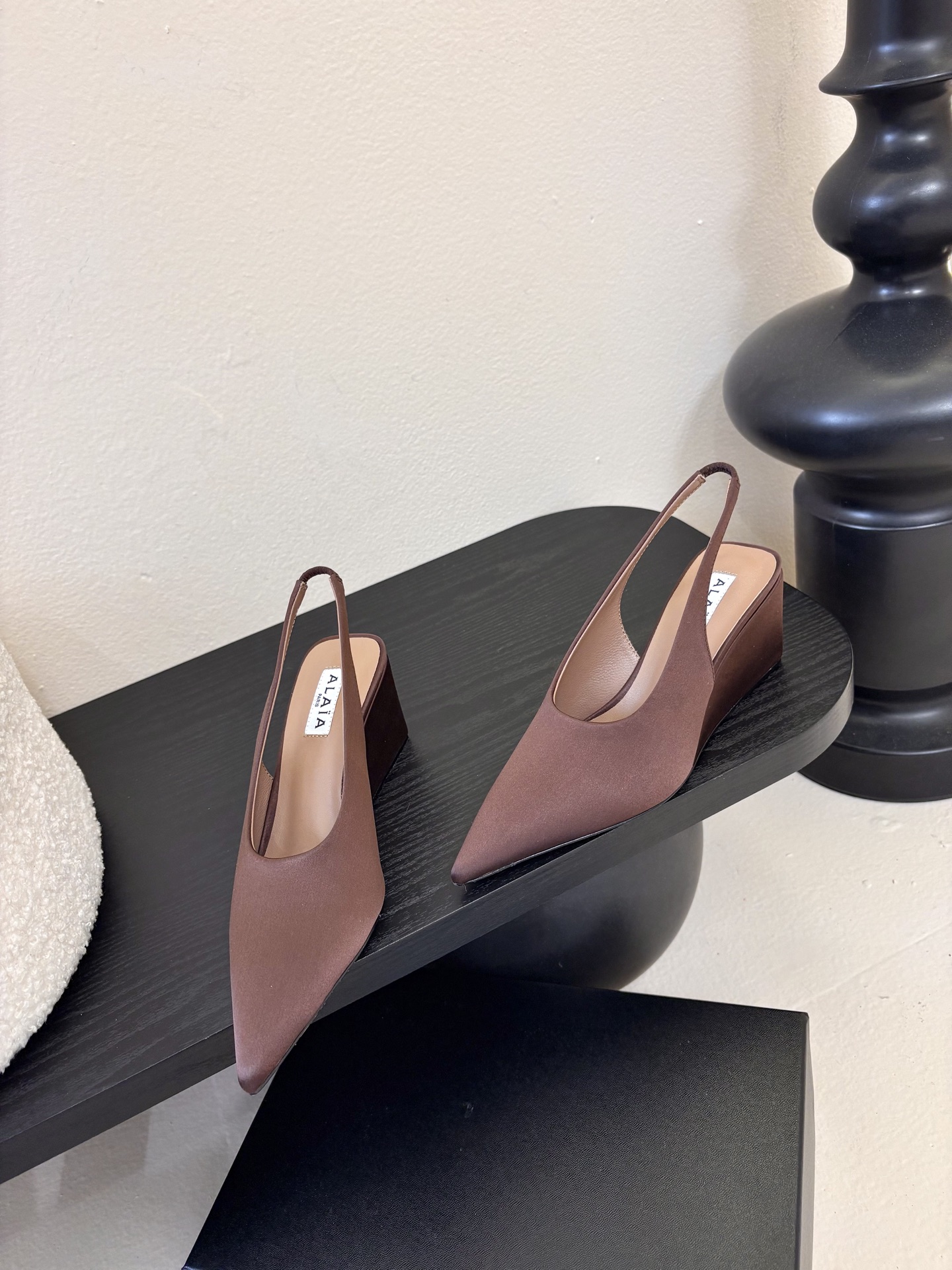 ALAiAI戟型坡跟凉鞋小众品牌ALAiAI的戟型高跟凉鞋，采用深灰麂皮，质感细腻低调。鞋底几何造型灵感