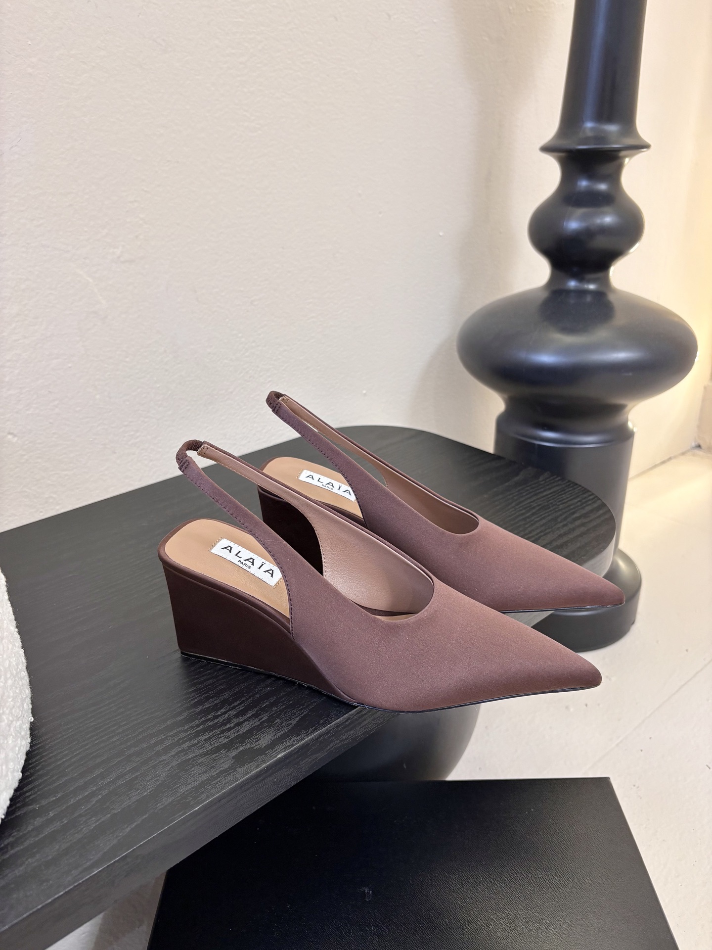 ALAiAI戟型坡跟凉鞋小众品牌ALAiAI的戟型高跟凉鞋，采用深灰麂皮，质感细腻低调。鞋底几何造型灵感