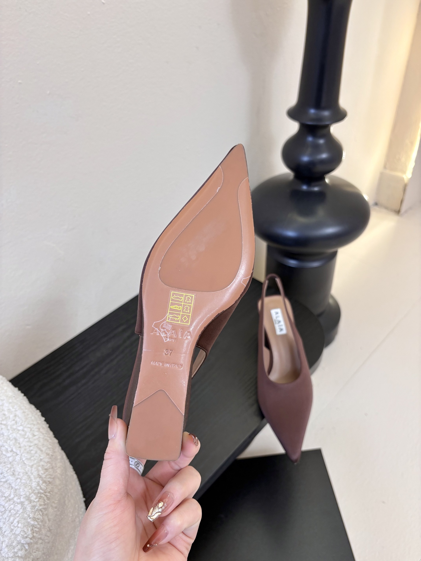 ALAiAI戟型坡跟凉鞋小众品牌ALAiAI的戟型高跟凉鞋，采用深灰麂皮，质感细腻低调。鞋底几何造型灵感