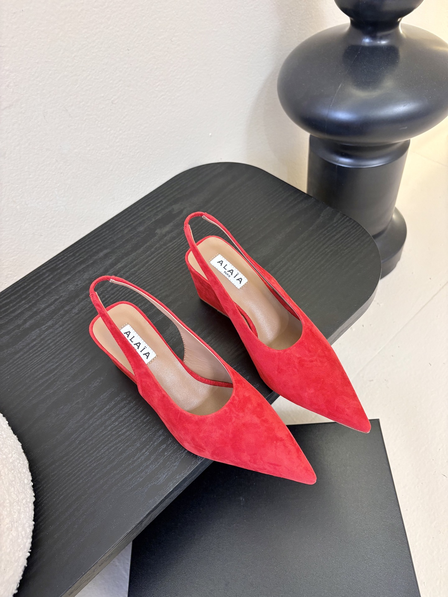 ALAiAI戟型坡跟凉鞋小众品牌ALAiAI的戟型高跟凉鞋，采用深灰麂皮，质感细腻低调。鞋底几何造型灵感