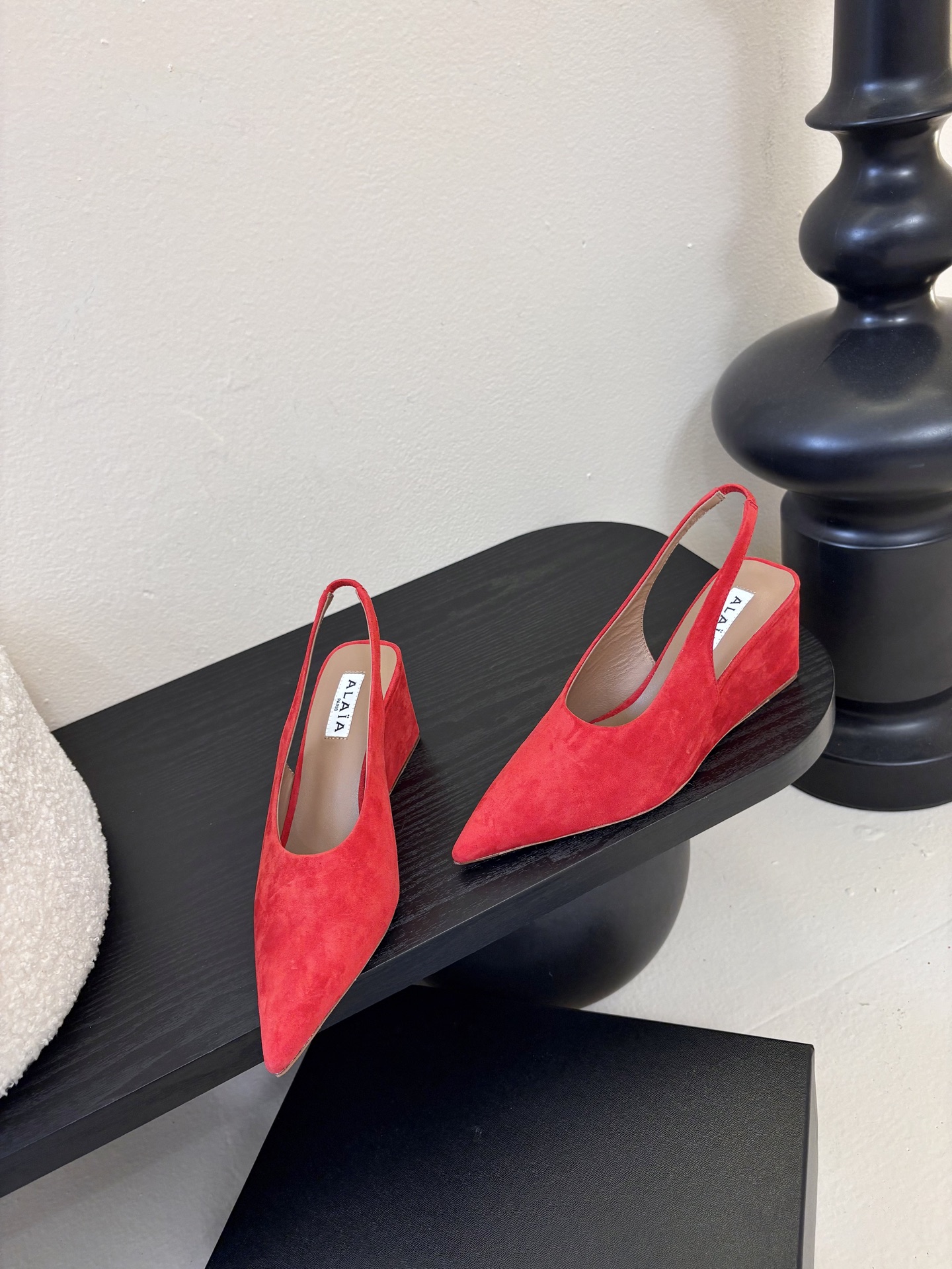 ALAiAI戟型坡跟凉鞋小众品牌ALAiAI的戟型高跟凉鞋，采用深灰麂皮，质感细腻低调。鞋底几何造型灵感