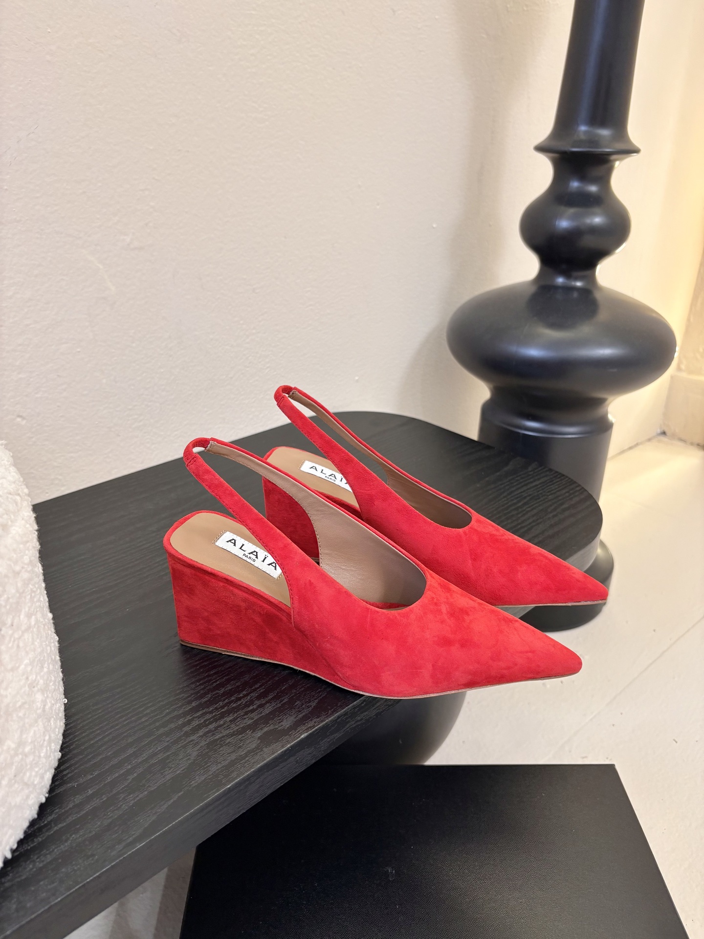 ALAiAI戟型坡跟凉鞋小众品牌ALAiAI的戟型高跟凉鞋，采用深灰麂皮，质感细腻低调。鞋底几何造型灵感