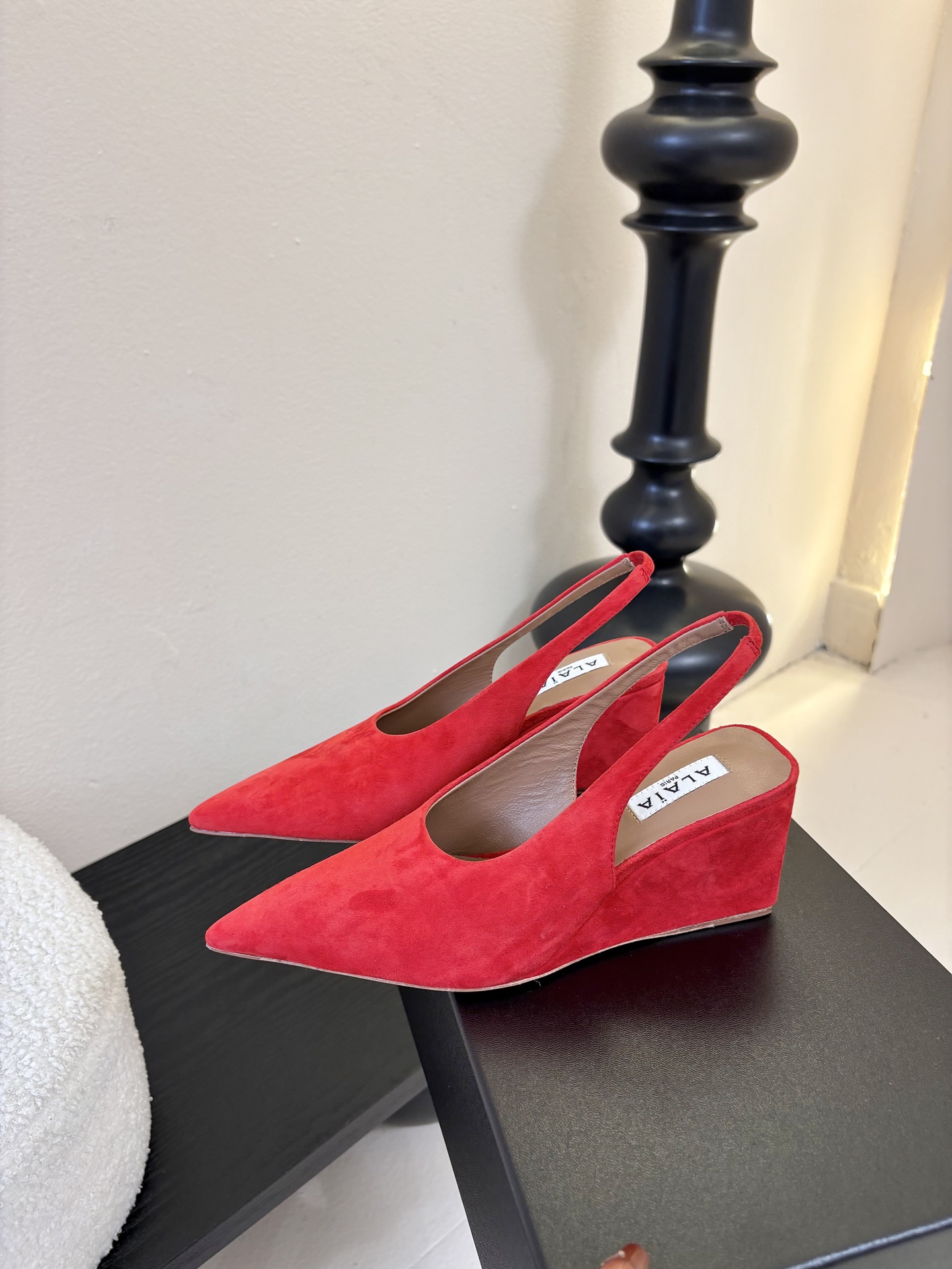 ALAiAI戟型坡跟凉鞋小众品牌ALAiAI的戟型高跟凉鞋，采用深灰麂皮，质感细腻低调。鞋底几何造型灵感