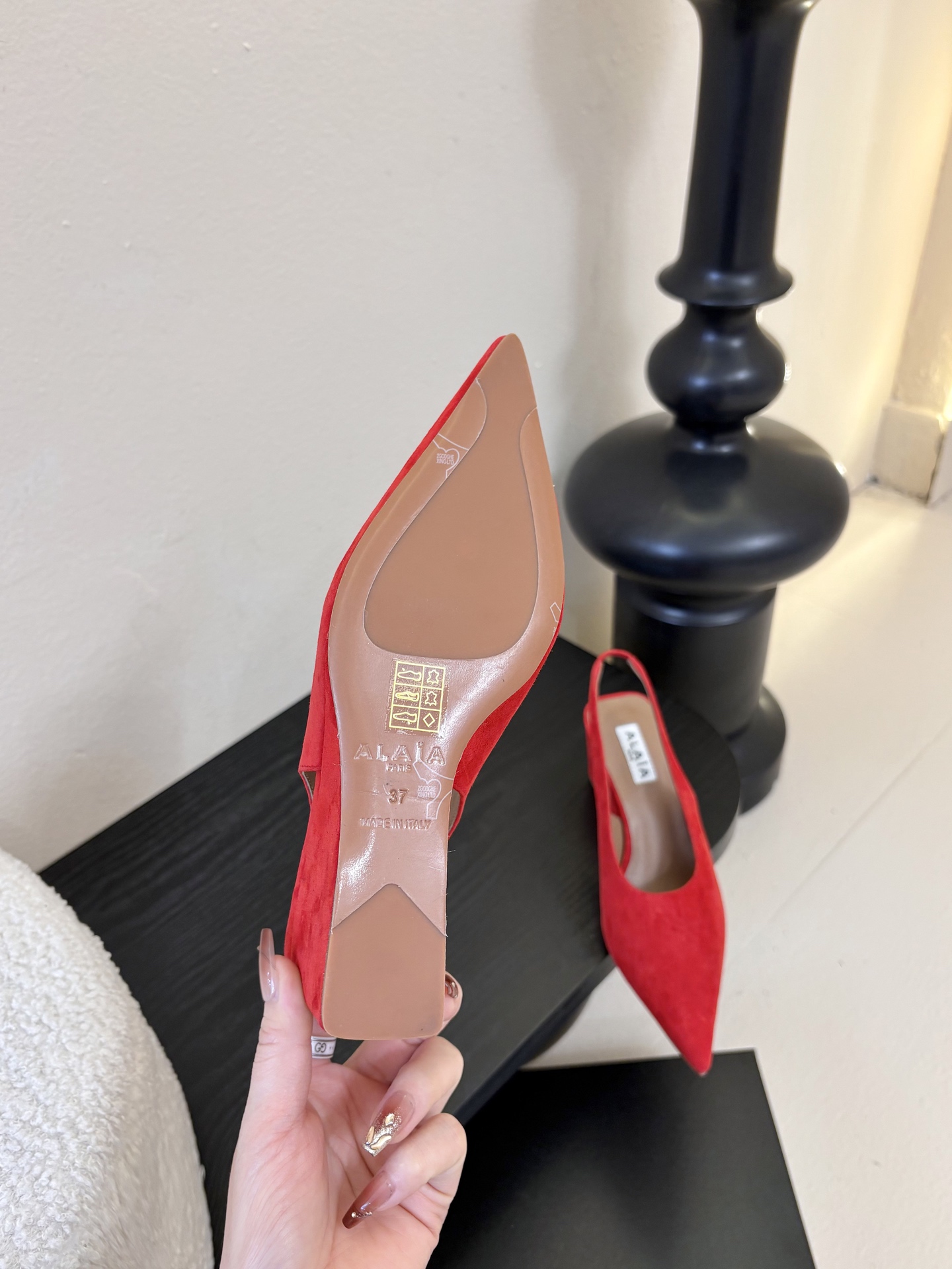 ALAiAI戟型坡跟凉鞋小众品牌ALAiAI的戟型高跟凉鞋，采用深灰麂皮，质感细腻低调。鞋底几何造型灵感