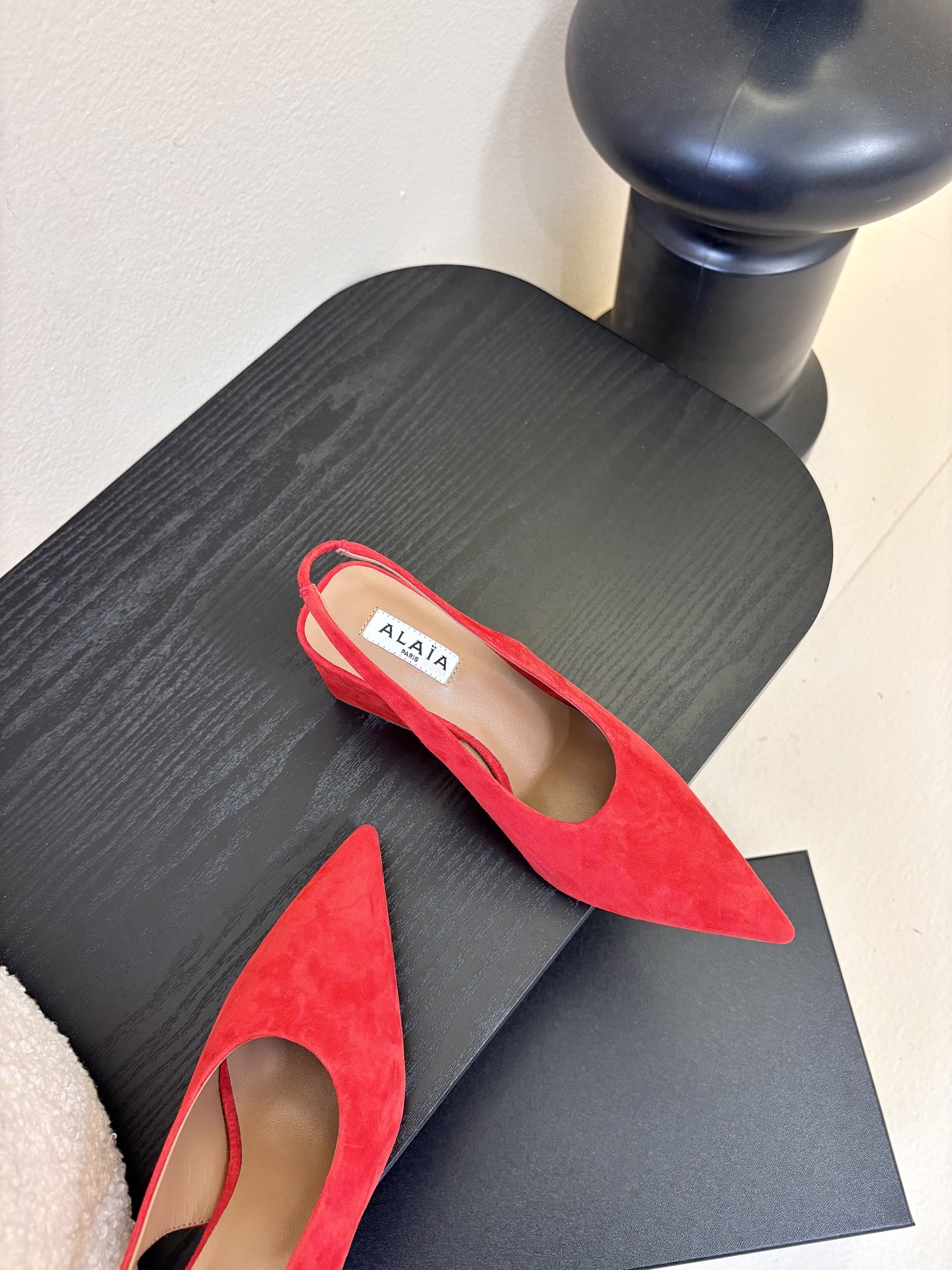 ALAiAI戟型坡跟凉鞋小众品牌ALAiAI的戟型高跟凉鞋，采用深灰麂皮，质感细腻低调。鞋底几何造型灵感