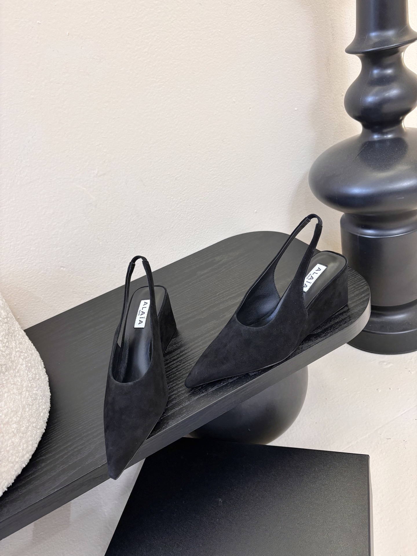 ALAiAI戟型坡跟凉鞋小众品牌ALAiAI的戟型高跟凉鞋，采用深灰麂皮，质感细腻低调。鞋底几何造型灵感