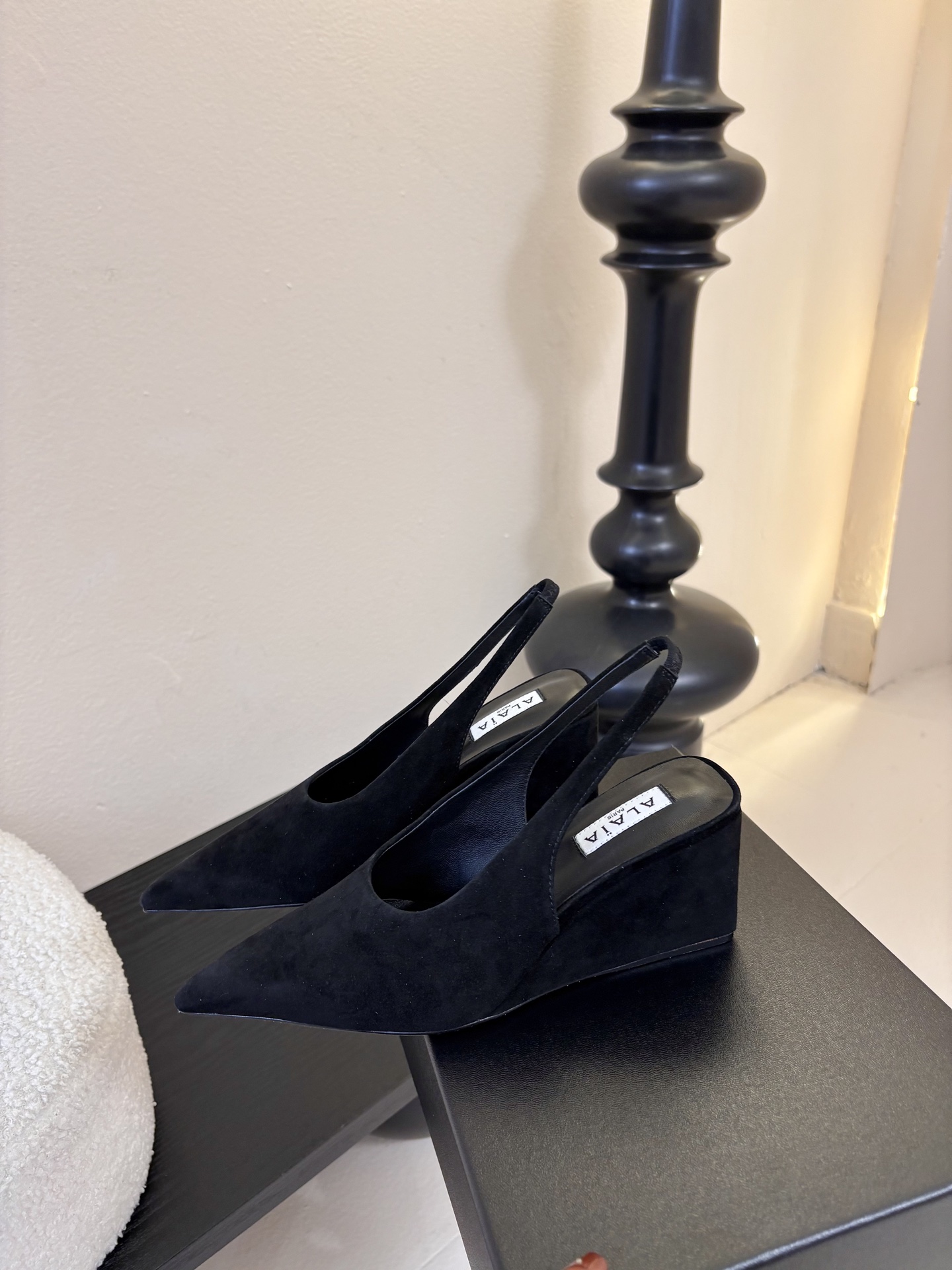 ALAiAI戟型坡跟凉鞋小众品牌ALAiAI的戟型高跟凉鞋，采用深灰麂皮，质感细腻低调。鞋底几何造型灵感