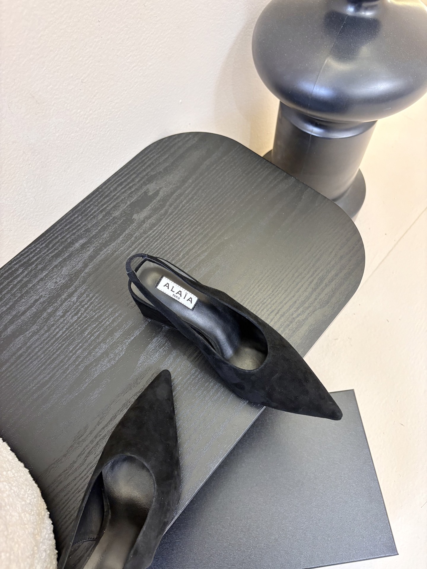 ALAiAI戟型坡跟凉鞋小众品牌ALAiAI的戟型高跟凉鞋，采用深灰麂皮，质感细腻低调。鞋底几何造型灵感