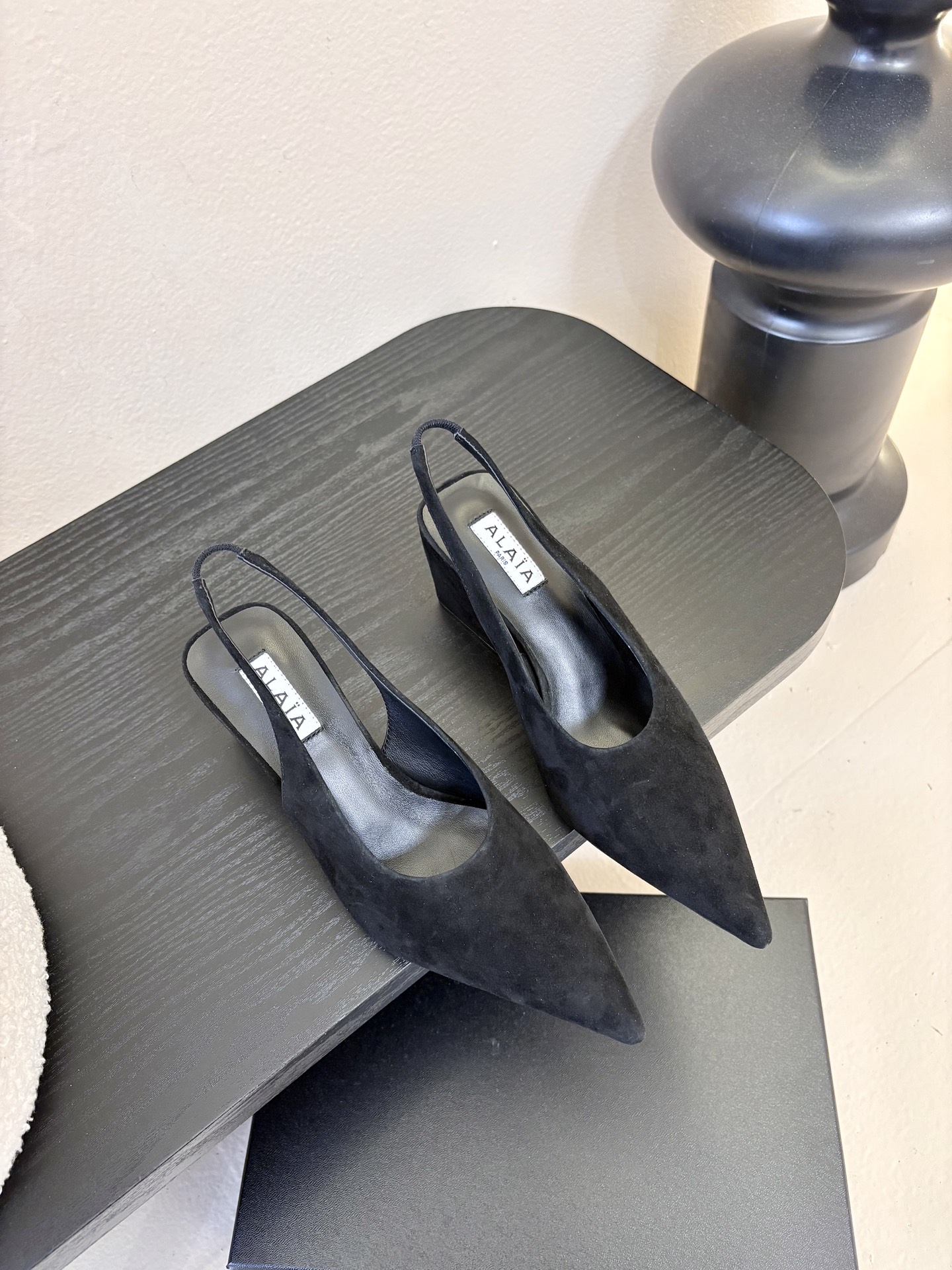 NO:725120,ALAiAI halberd-shaped wedge sandals. The niche brand ALAiAI's halberd-shaped high-heeled sandals are made of dark gray suede with a delicate and low-key texture. The geometric shape of the sole is inspired by the 'halberd', which is full of art and highly recognizable! The open upper + thin strap design modifies the foot shape and is breathable. It goes well with long skirts or suits in autumn and winter, and can easily create a personalized fashion look size: 35-41  4041 customization, high heels and sandals, alaia, sandals, high heels, skirts, business suit, chamois leather19860909ALAiAI戟型坡跟凉鞋 小众品牌ALAiAI的戟型高跟凉鞋,采用深灰麂皮,质感细腻低调.鞋底几何造型灵感源自”戟“,艺术感满 满,辨识度超高!开放式鞋面+细带设计,修饰脚型 又透气,秋冬搭配长裙或西装都很出彩,轻松打造个性时尚look size:35-41 4041定制,高跟鞋凉鞋,alaia,sandals,high heels,skirts,business suit,chamois leather,Women's Shoes