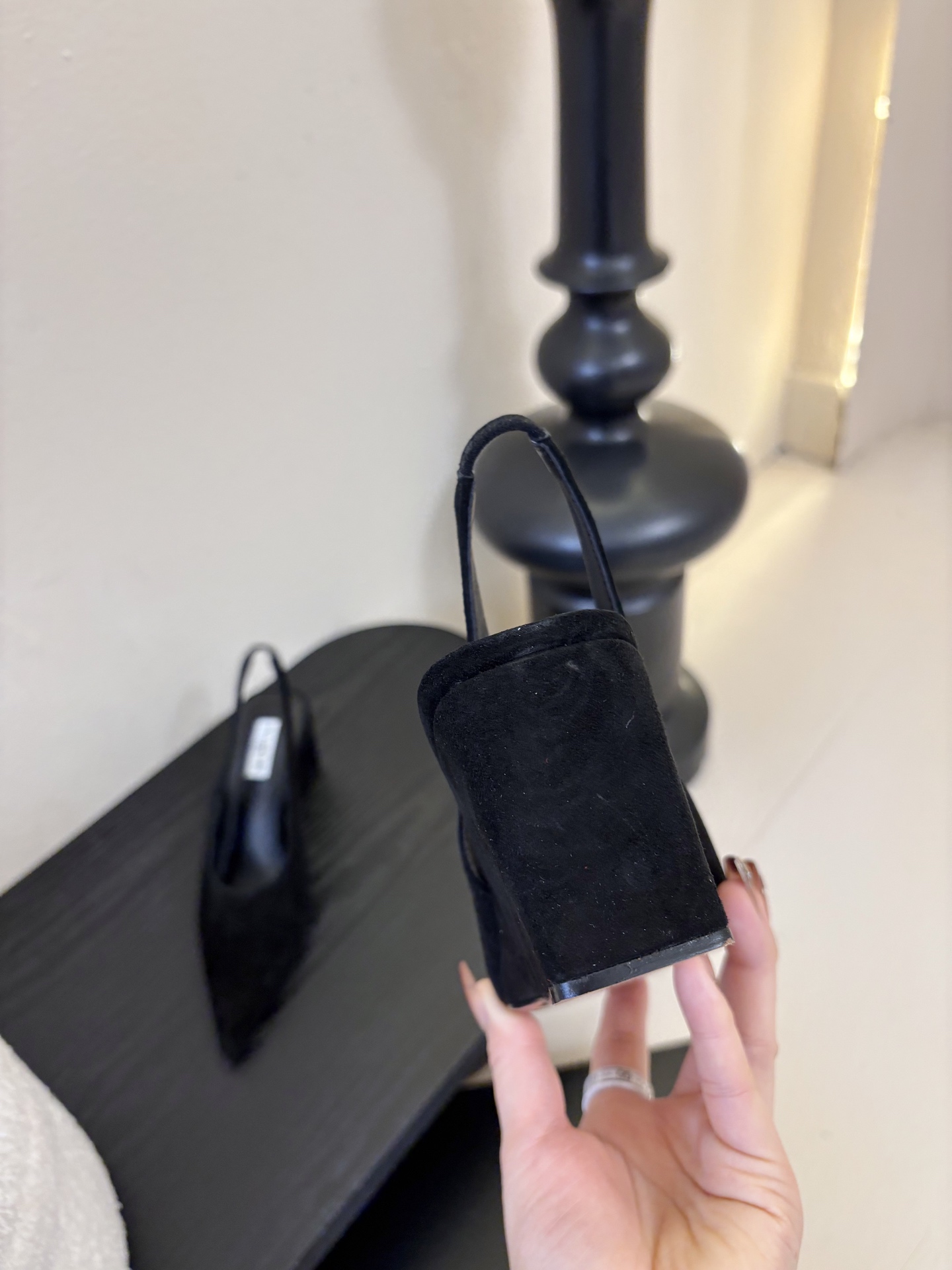 ALAiAI戟型坡跟凉鞋小众品牌ALAiAI的戟型高跟凉鞋，采用深灰麂皮，质感细腻低调。鞋底几何造型灵感