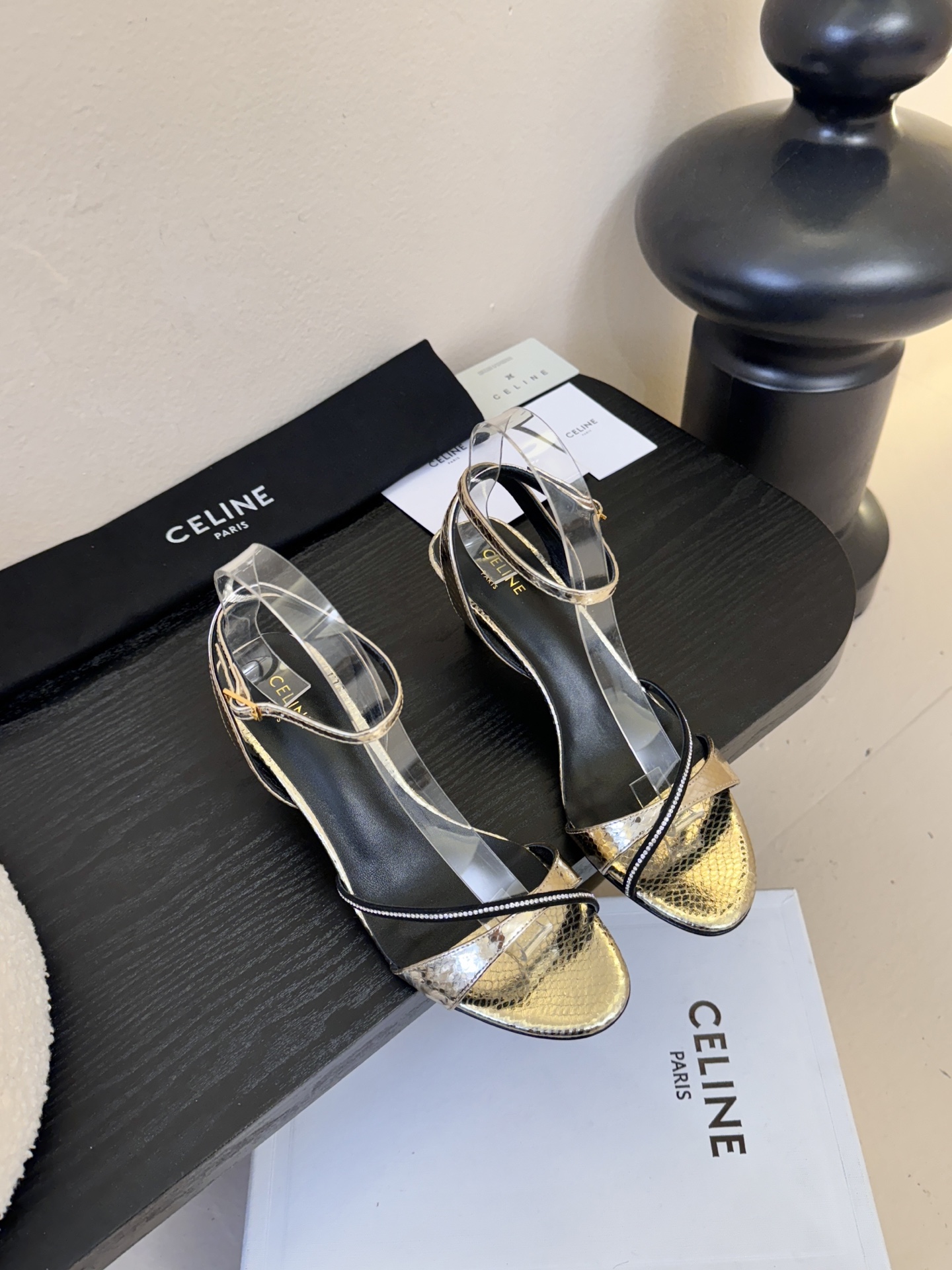 NO:725132,6.5 pieces CELINE Celine's latest 2026 spring and summer catwalk style high-heeled fashion shoes. Many Internet celebrity fashion bloggers have cultivated them. They are high-end and comfortable, and match the skirts of goddesses. Sexy pointy toe, full of fashion and femininity. The exclusive heels of the evening series have completely impressed me throughout the whole season lookbook. They are simple and yet detailed, easy to wear and not tiring. The upper is imported calfskin with Australian diamonds. Super shiny. The lining is mixed sheepskin. The heel height is 6CM. The sole is Italian genuine leather.  Size35-40 (40 is custom-made and non-refundable), high heels and sandals, celine, sandals, high heels, skirts, cowhide, sheepskin, Leather soles198609096.5根 CELINE思琳2026春夏最新走秀款高跟时装鞋 超多网红时尚博主种草 高级感舒适,配女神们的半身裙 性感小尖头 时尚女人味十足 晚宴系列专属跟鞋贯穿整季lookbook完全戳中我,简单又不失细节,好穿不累脚, 鞋面进口小牛皮澳钻 超级闪 内里混种羊皮 跟高6CM鞋底意大利真皮大底 Size35-40（40 订做不退换）,高跟鞋凉鞋,celine,sandals,high heels,skirts,cowhide,sheepskin,Leather soles,Women's Shoes