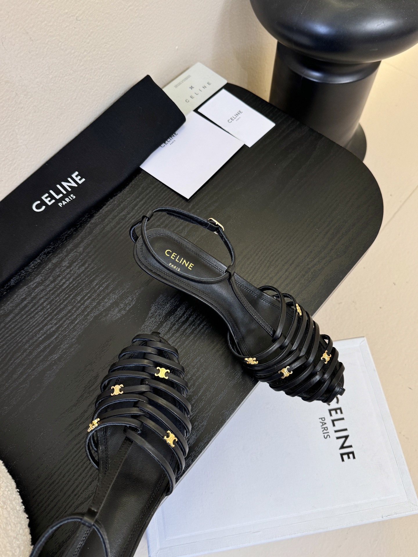 6.5跟Celine春夏凯旋门时装鞋 柔美的露脚设计，脚踝绑带。上脚真的超级显瘦超级美 C家特定的精致凯