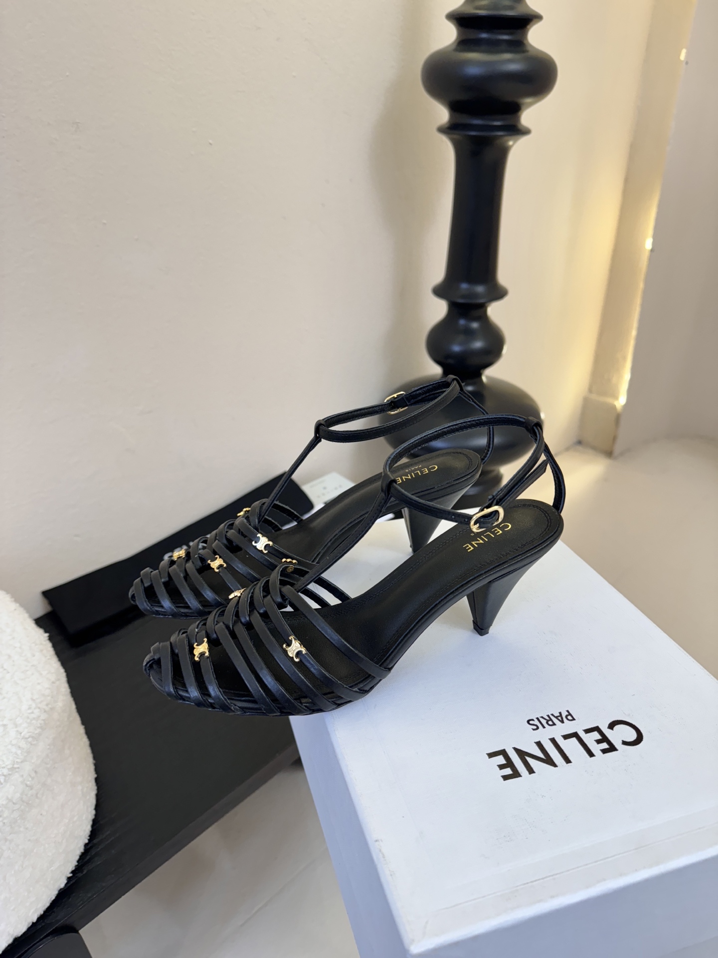 6.5跟Celine春夏凯旋门时装鞋 柔美的露脚设计，脚踝绑带。上脚真的超级显瘦超级美 C家特定的精致凯