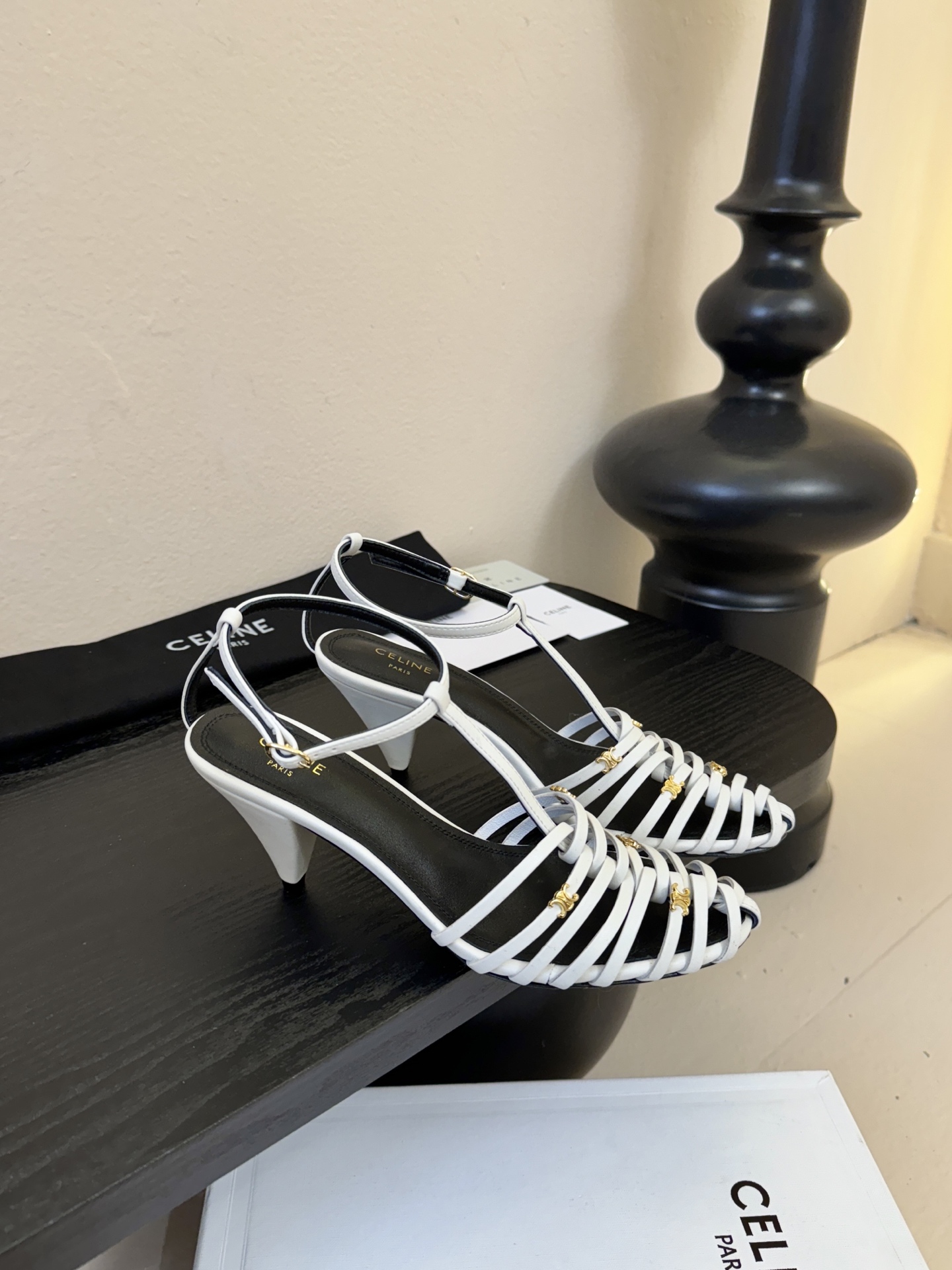 6.5跟Celine春夏凯旋门时装鞋 柔美的露脚设计，脚踝绑带。上脚真的超级显瘦超级美 C家特定的精致凯