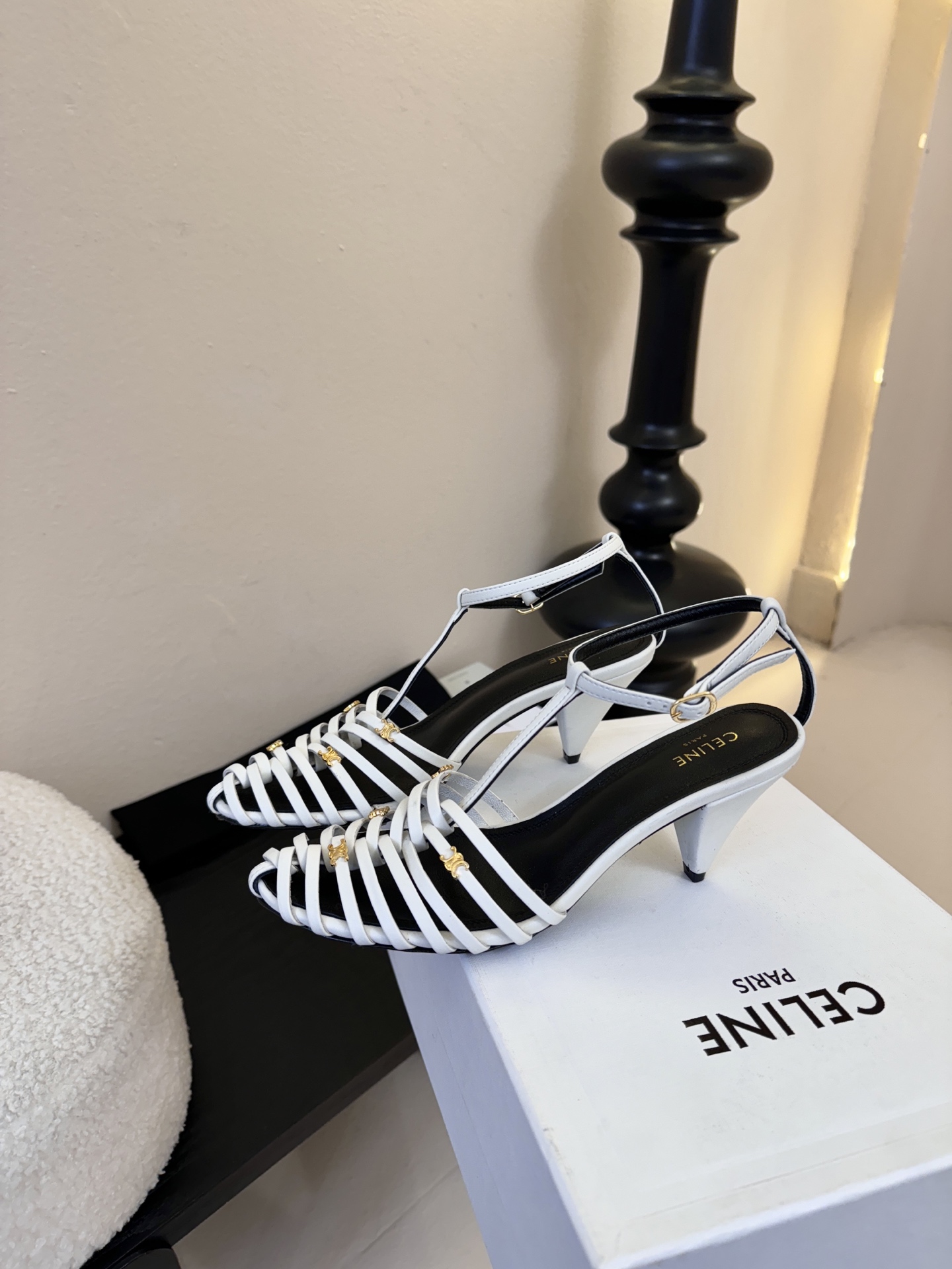 6.5跟Celine春夏凯旋门时装鞋 柔美的露脚设计，脚踝绑带。上脚真的超级显瘦超级美 C家特定的精致凯