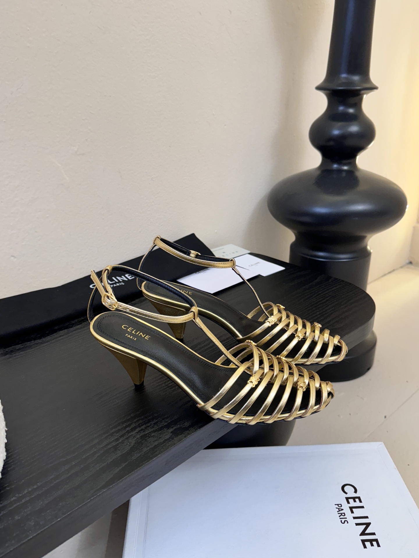 6.5跟Celine春夏凯旋门时装鞋 柔美的露脚设计，脚踝绑带。上脚真的超级显瘦超级美 C家特定的精致凯