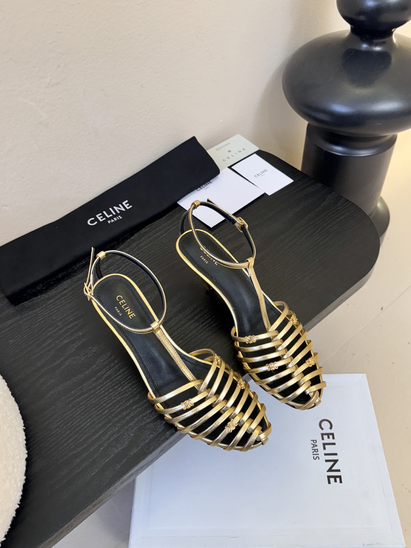 6.5跟Celine春夏凯旋门时装鞋 柔美的露脚设计，脚踝绑带。上脚真的超级显瘦超级美 C家特定的精致凯