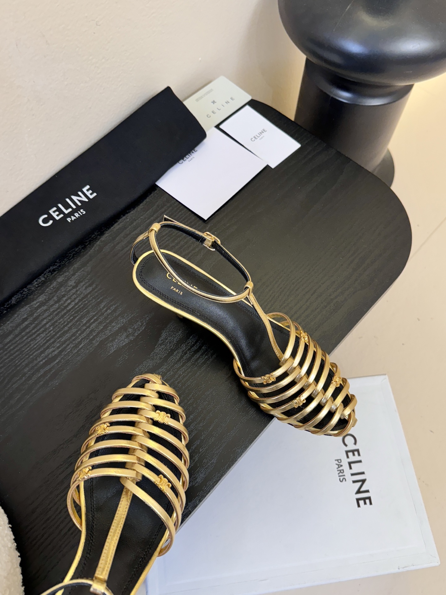 6.5跟Celine春夏凯旋门时装鞋 柔美的露脚设计，脚踝绑带。上脚真的超级显瘦超级美 C家特定的精致凯