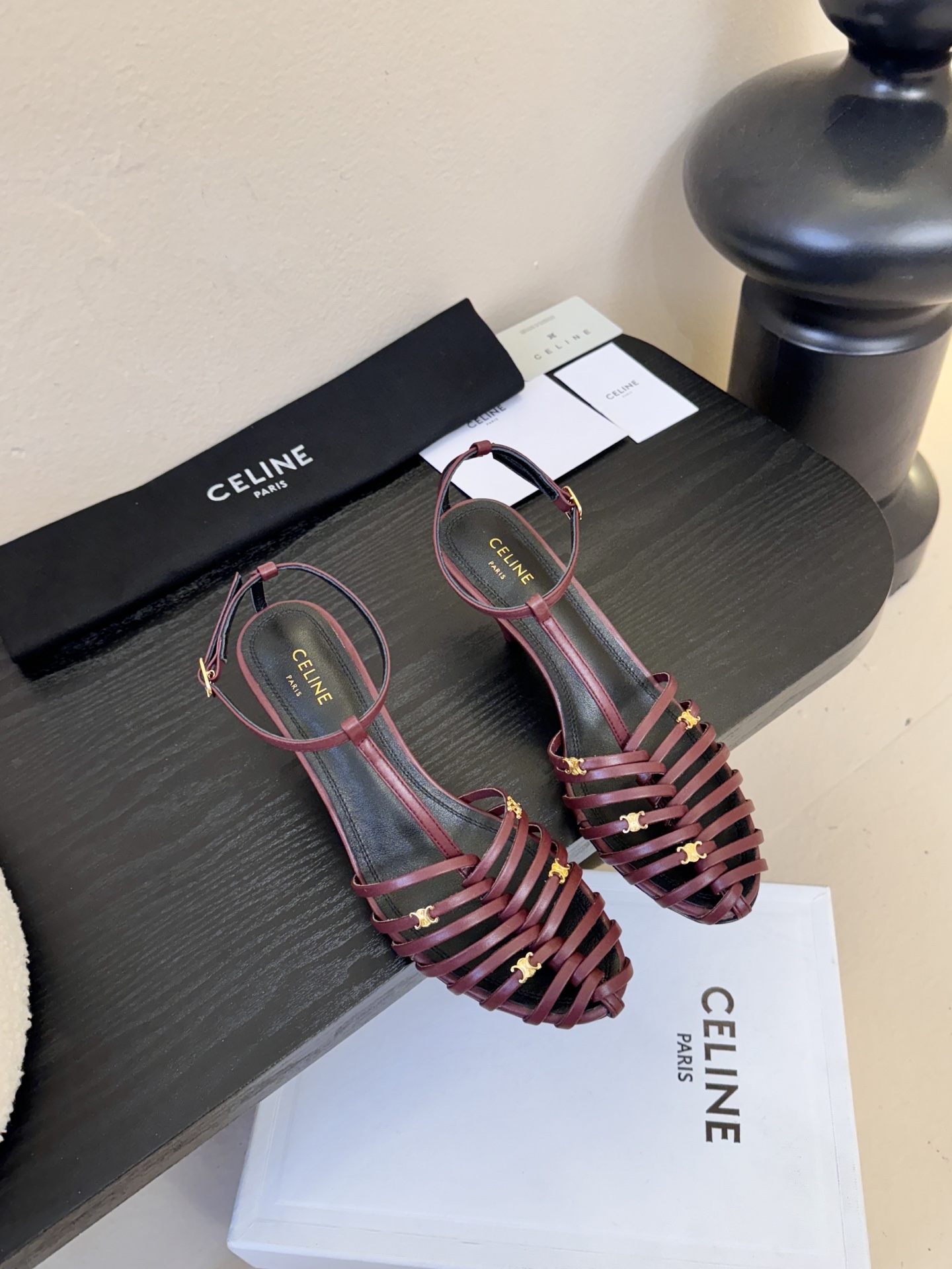 NO:725138,6.5 heels Celine spring and summer Arc de Triomphe fashion shoes, soft open-foot design, ankle straps. The upper foot is really super slim and beautiful. The C family’s specific exquisite Arc de Triomphe logo is so eye-catching. The upper is original calfskin. The lining/foot pads are made of top-grade mixed sheepskin. Italian genuine cowhide outsole Size35-40, high-heeled sandals, celine, chanel, sandals, high heels, cowhide, sheepskin198609096.5跟 Celine春夏凯旋门时装鞋 柔美的露脚设计,脚踝绑带. 上脚真的超级显瘦超级美 C家特定的精致凯旋门logo 好看到爆 鞋面原版小牛皮 内里/垫脚采用顶级混种羊皮 意大利真牛皮大底 Size35-40,高跟鞋凉鞋,celine,chanel,sandals,high heels,cowhide,sheepskin,Women's Shoes