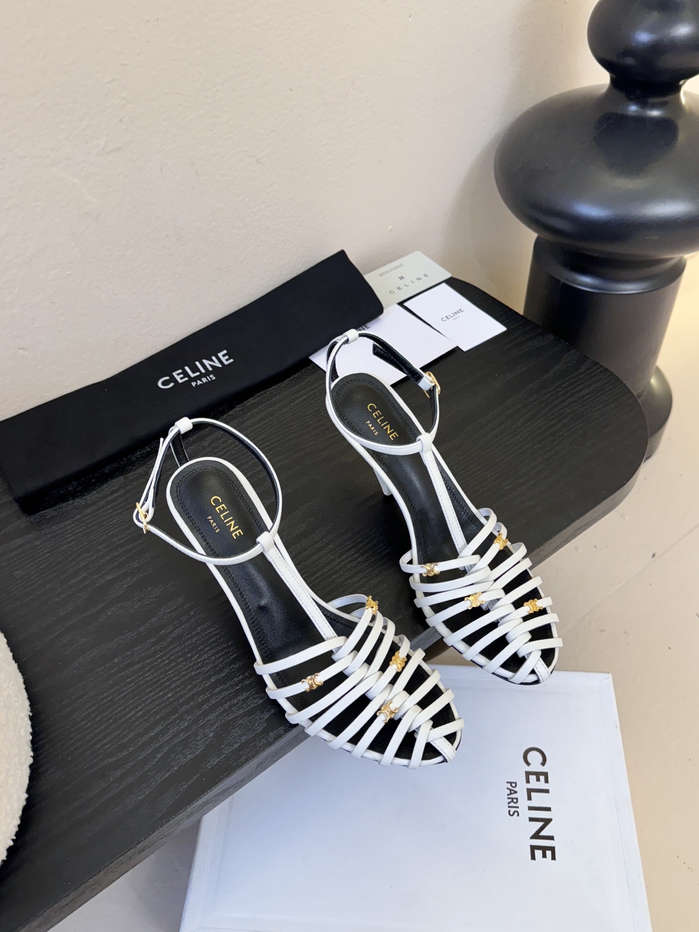 8.5跟Celine春夏凯旋门时装鞋 柔美的露脚设计，脚踝绑带。上脚真的超级显瘦超级美 C家特定的精致凯