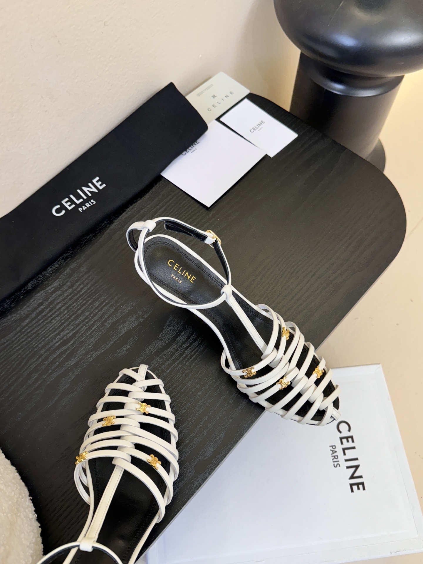 8.5跟Celine春夏凯旋门时装鞋 柔美的露脚设计，脚踝绑带。上脚真的超级显瘦超级美 C家特定的精致凯