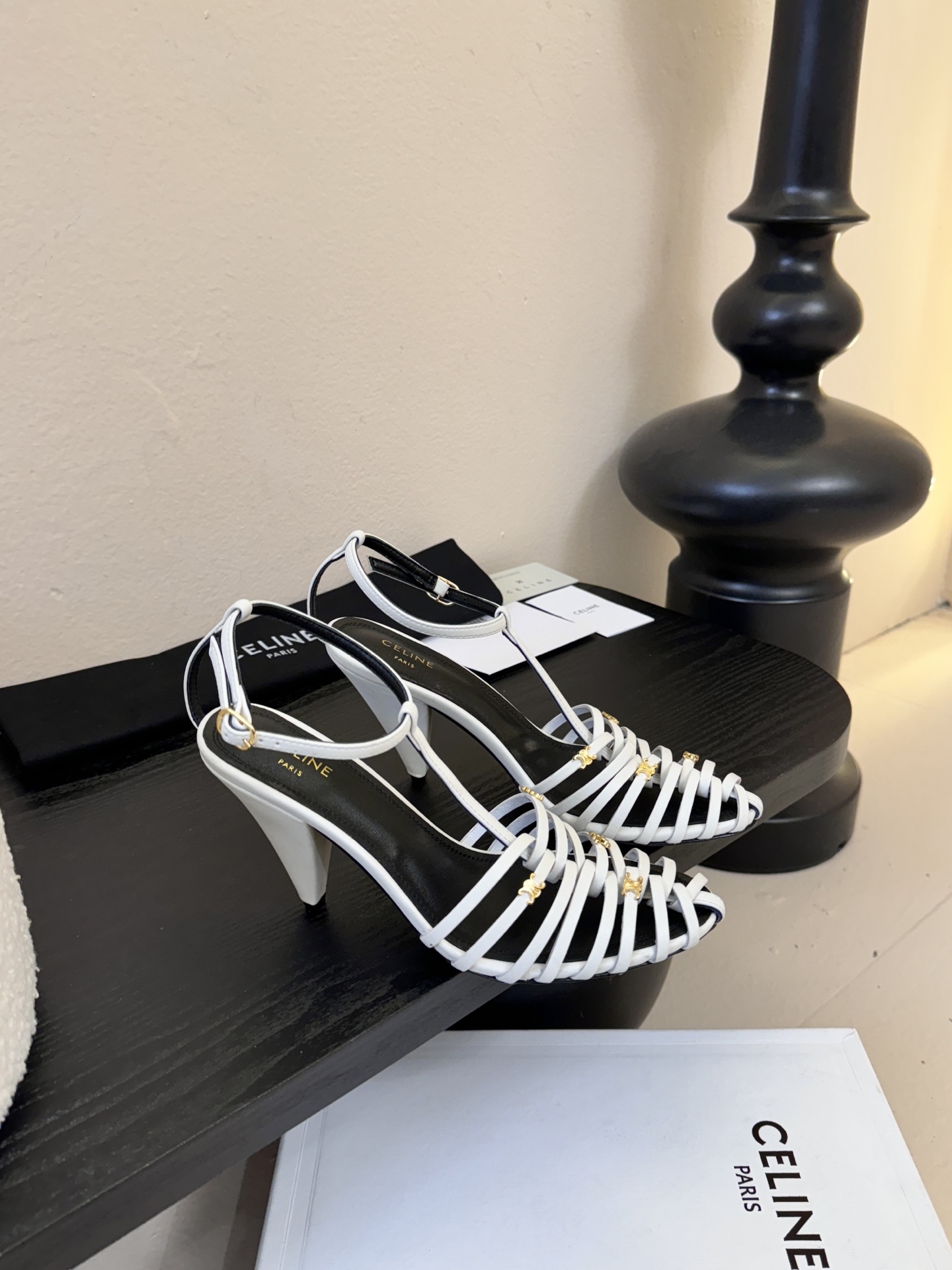 8.5跟Celine春夏凯旋门时装鞋 柔美的露脚设计，脚踝绑带。上脚真的超级显瘦超级美 C家特定的精致凯