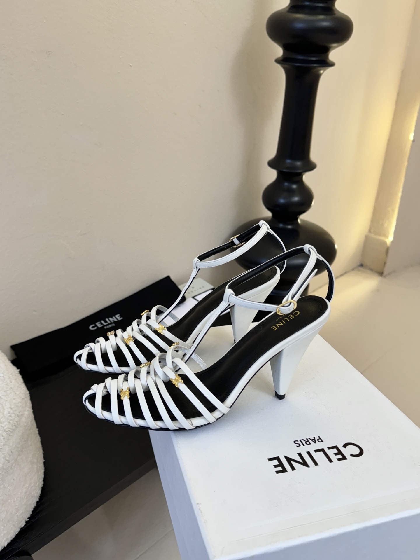 8.5跟Celine春夏凯旋门时装鞋 柔美的露脚设计，脚踝绑带。上脚真的超级显瘦超级美 C家特定的精致凯