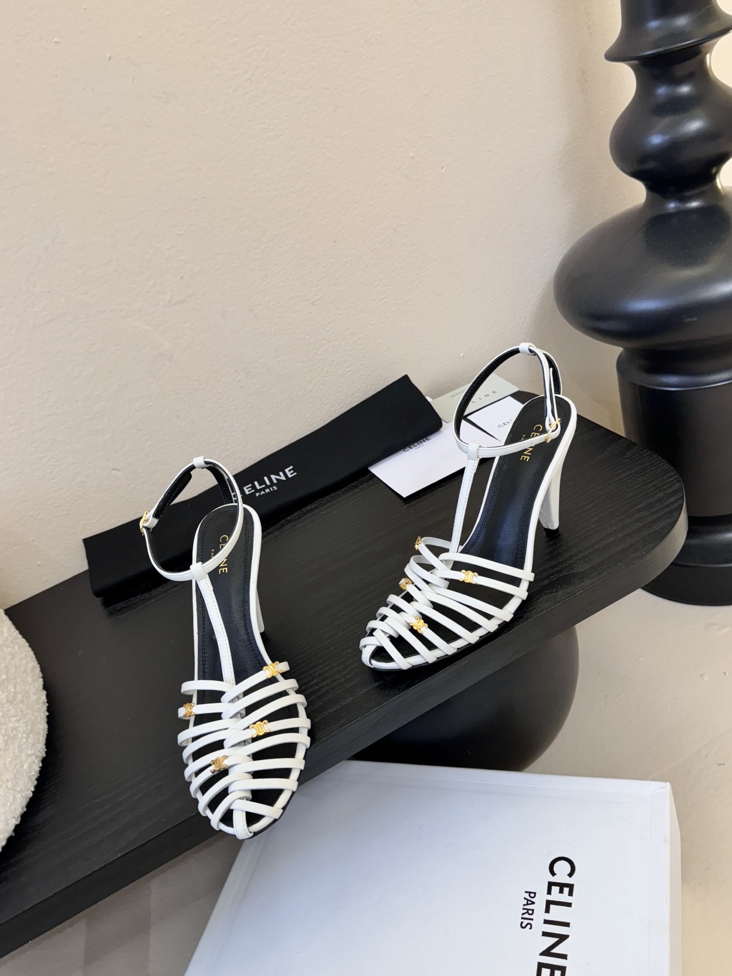 8.5跟Celine春夏凯旋门时装鞋 柔美的露脚设计，脚踝绑带。上脚真的超级显瘦超级美 C家特定的精致凯