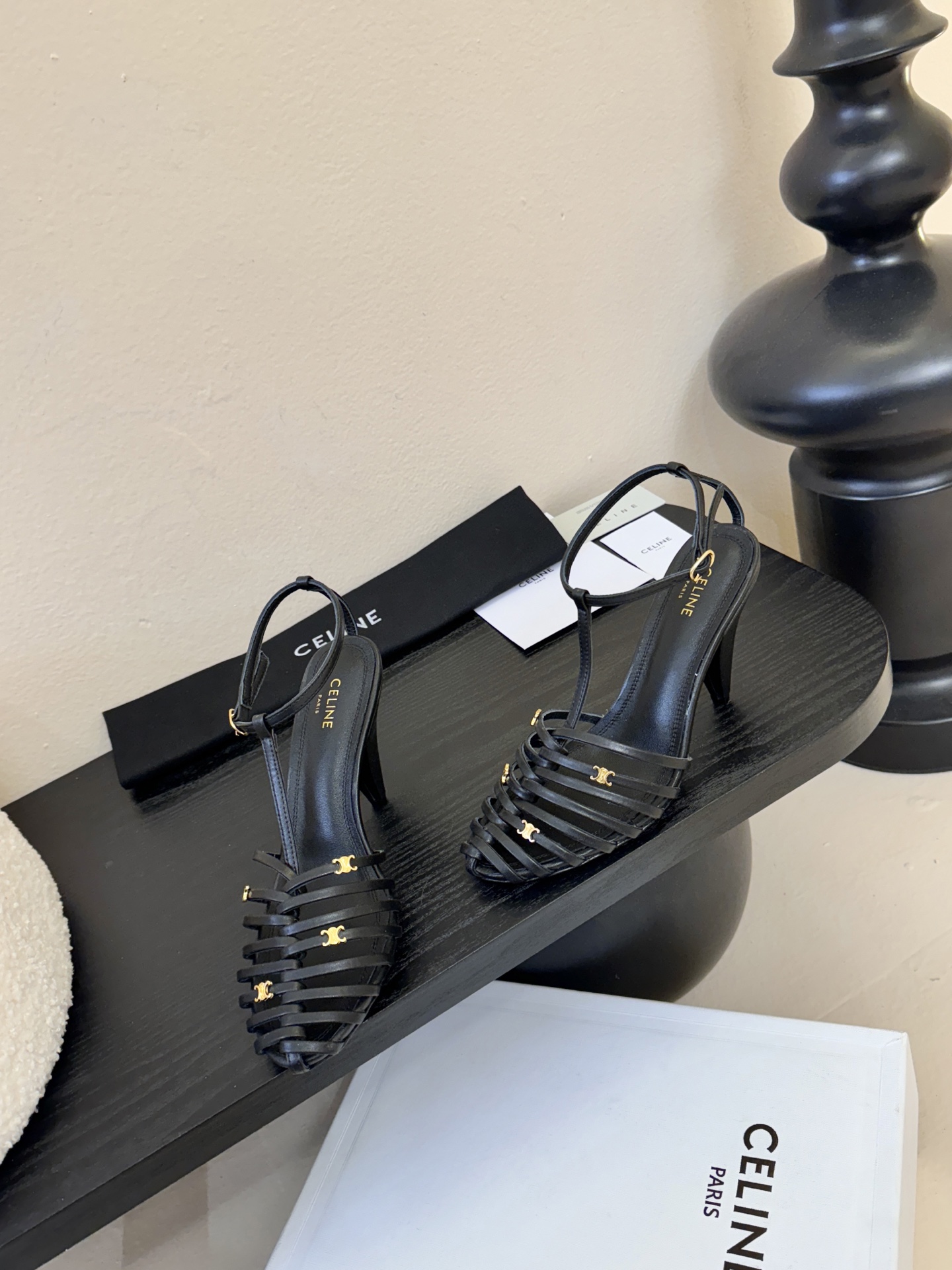 8.5跟Celine春夏凯旋门时装鞋 柔美的露脚设计，脚踝绑带。上脚真的超级显瘦超级美 C家特定的精致凯