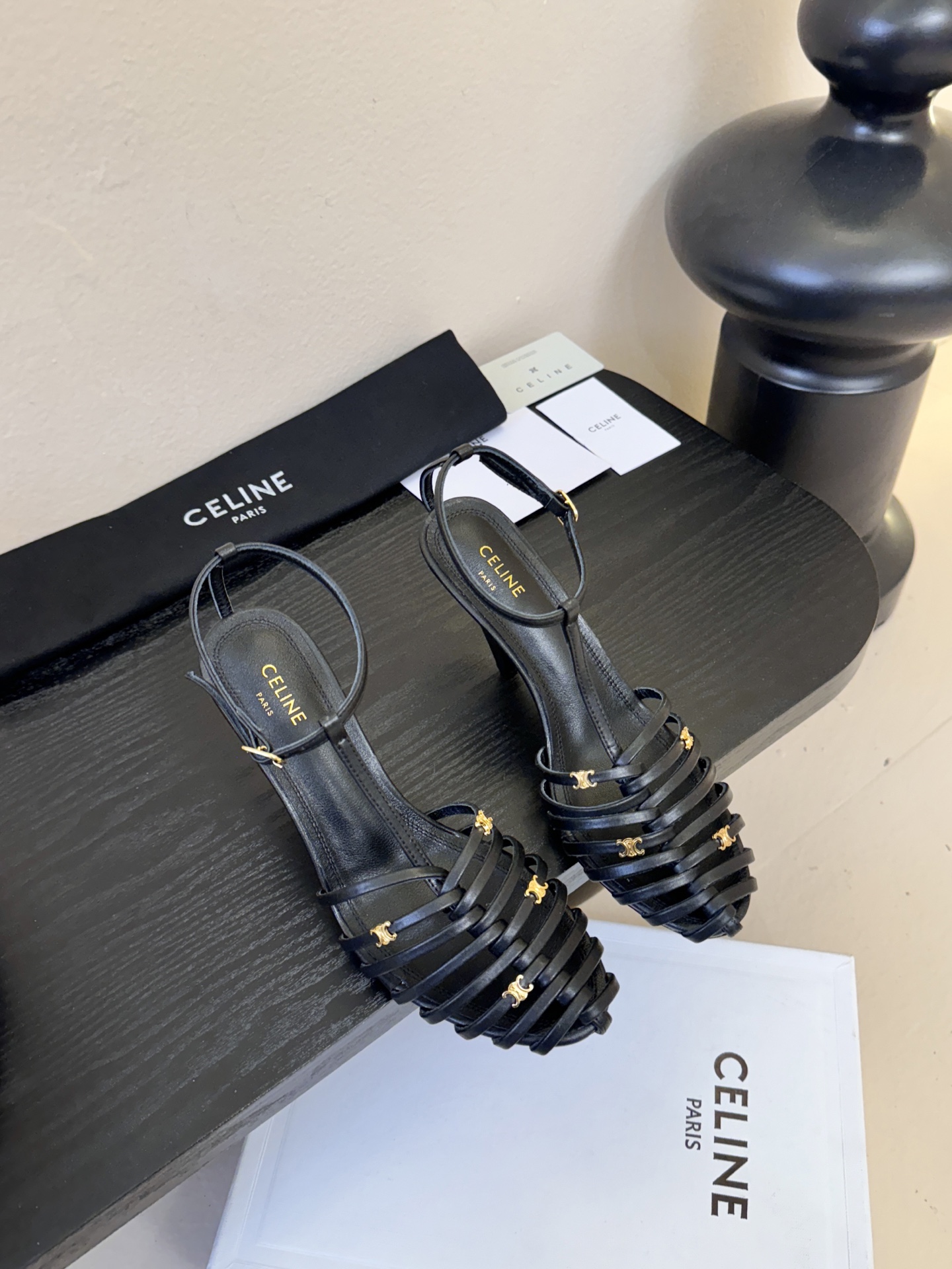 8.5跟Celine春夏凯旋门时装鞋 柔美的露脚设计，脚踝绑带。上脚真的超级显瘦超级美 C家特定的精致凯