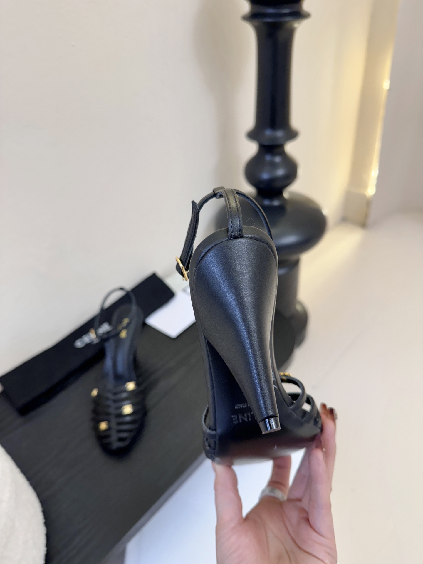 8.5跟Celine春夏凯旋门时装鞋 柔美的露脚设计，脚踝绑带。上脚真的超级显瘦超级美 C家特定的精致凯