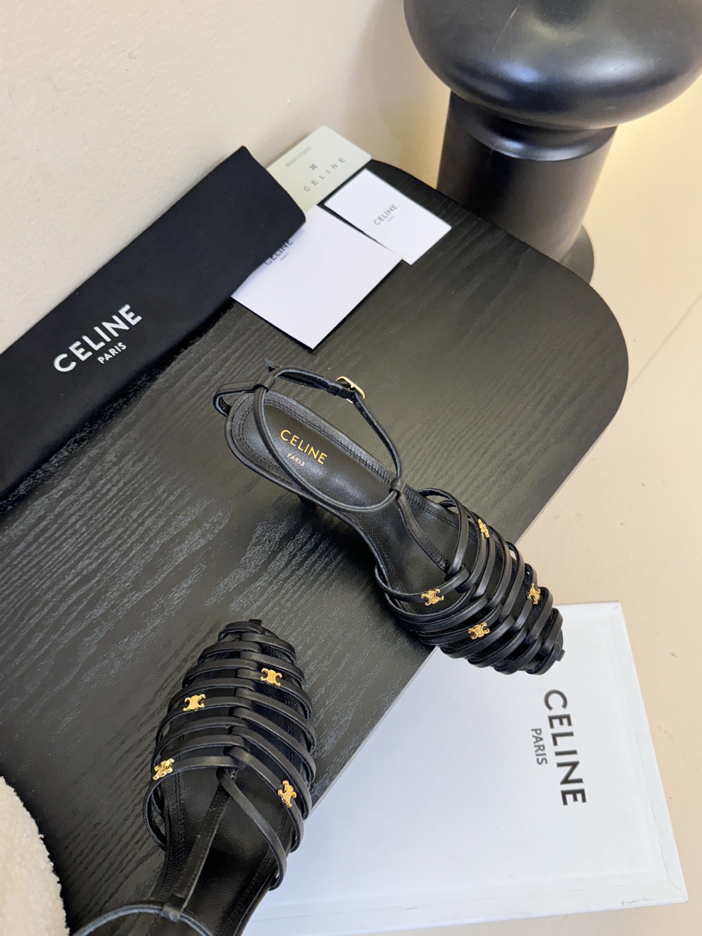 8.5跟Celine春夏凯旋门时装鞋 柔美的露脚设计，脚踝绑带。上脚真的超级显瘦超级美 C家特定的精致凯