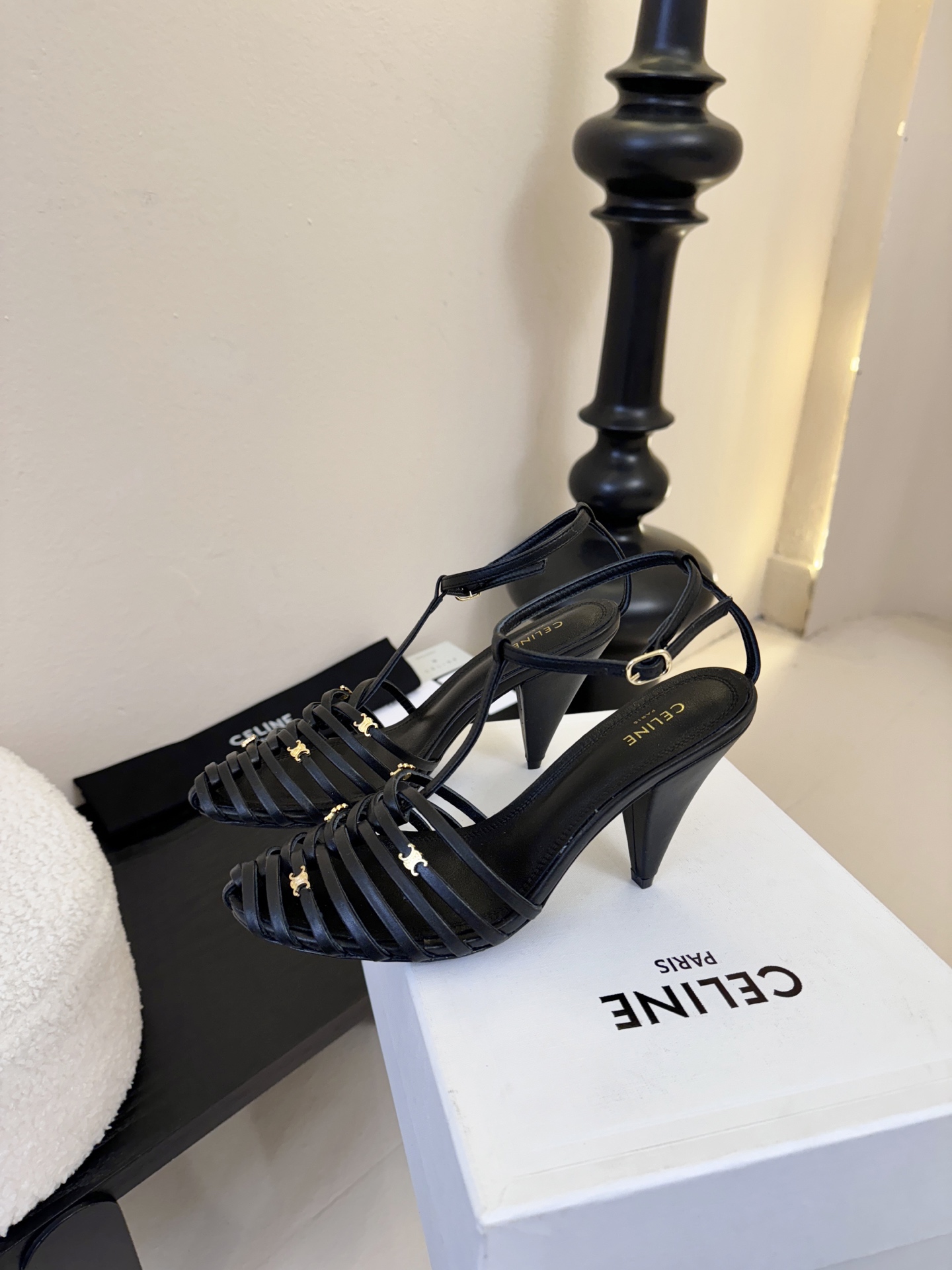 8.5跟Celine春夏凯旋门时装鞋 柔美的露脚设计，脚踝绑带。上脚真的超级显瘦超级美 C家特定的精致凯