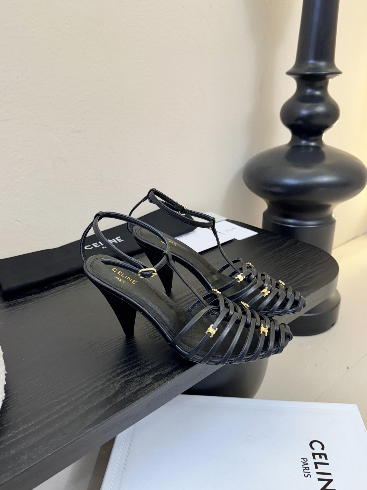 8.5跟Celine春夏凯旋门时装鞋 柔美的露脚设计，脚踝绑带。上脚真的超级显瘦超级美 C家特定的精致凯