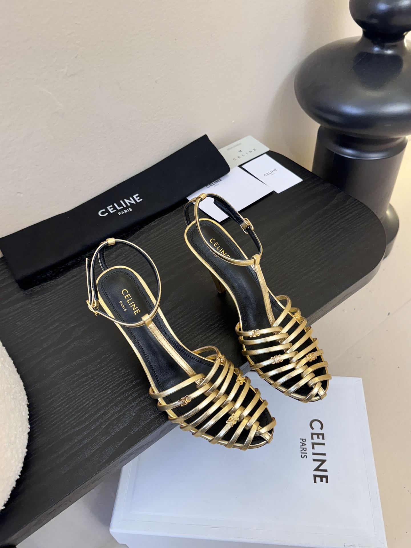 8.5跟Celine春夏凯旋门时装鞋 柔美的露脚设计，脚踝绑带。上脚真的超级显瘦超级美 C家特定的精致凯