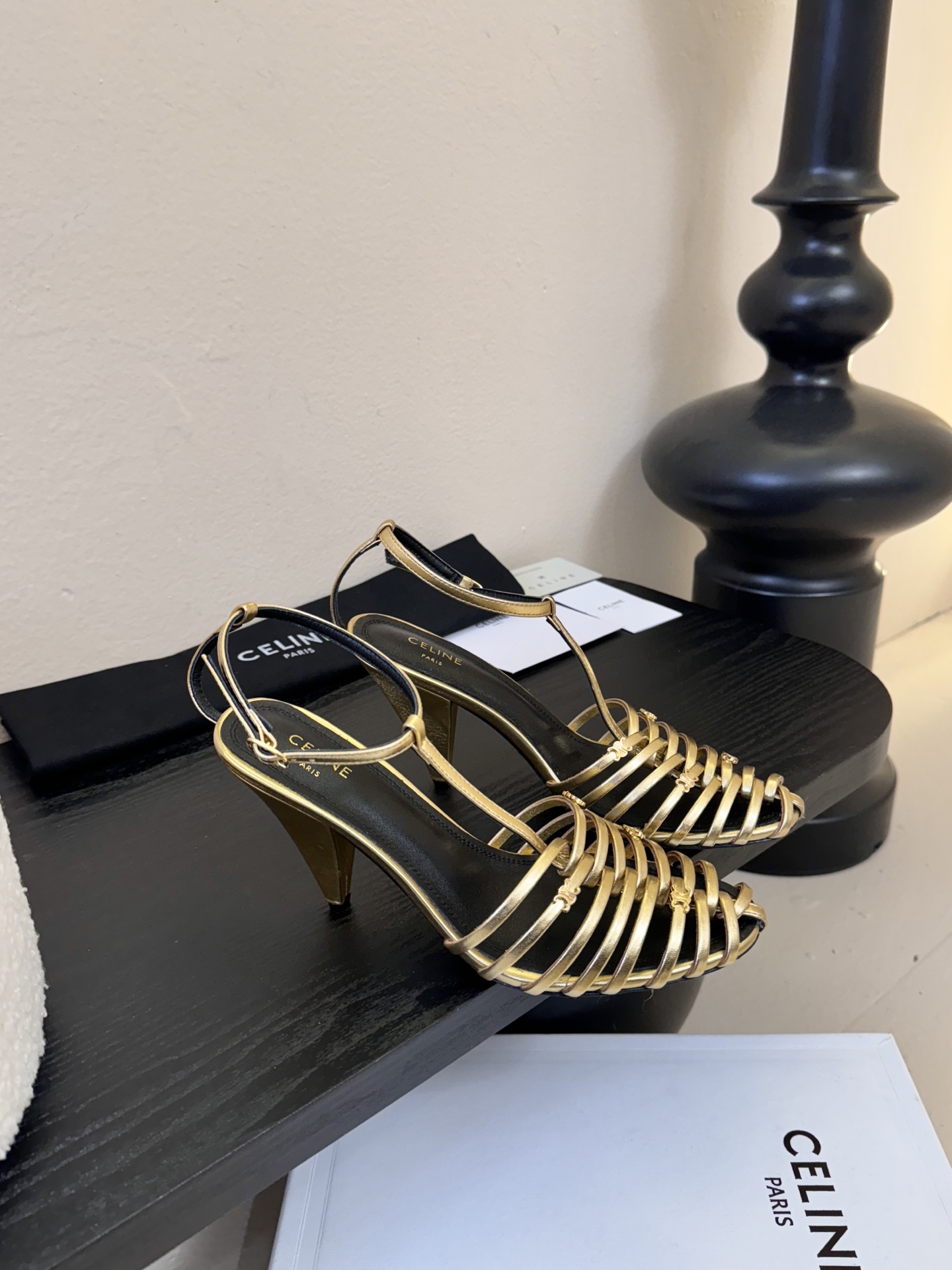 8.5跟Celine春夏凯旋门时装鞋 柔美的露脚设计，脚踝绑带。上脚真的超级显瘦超级美 C家特定的精致凯